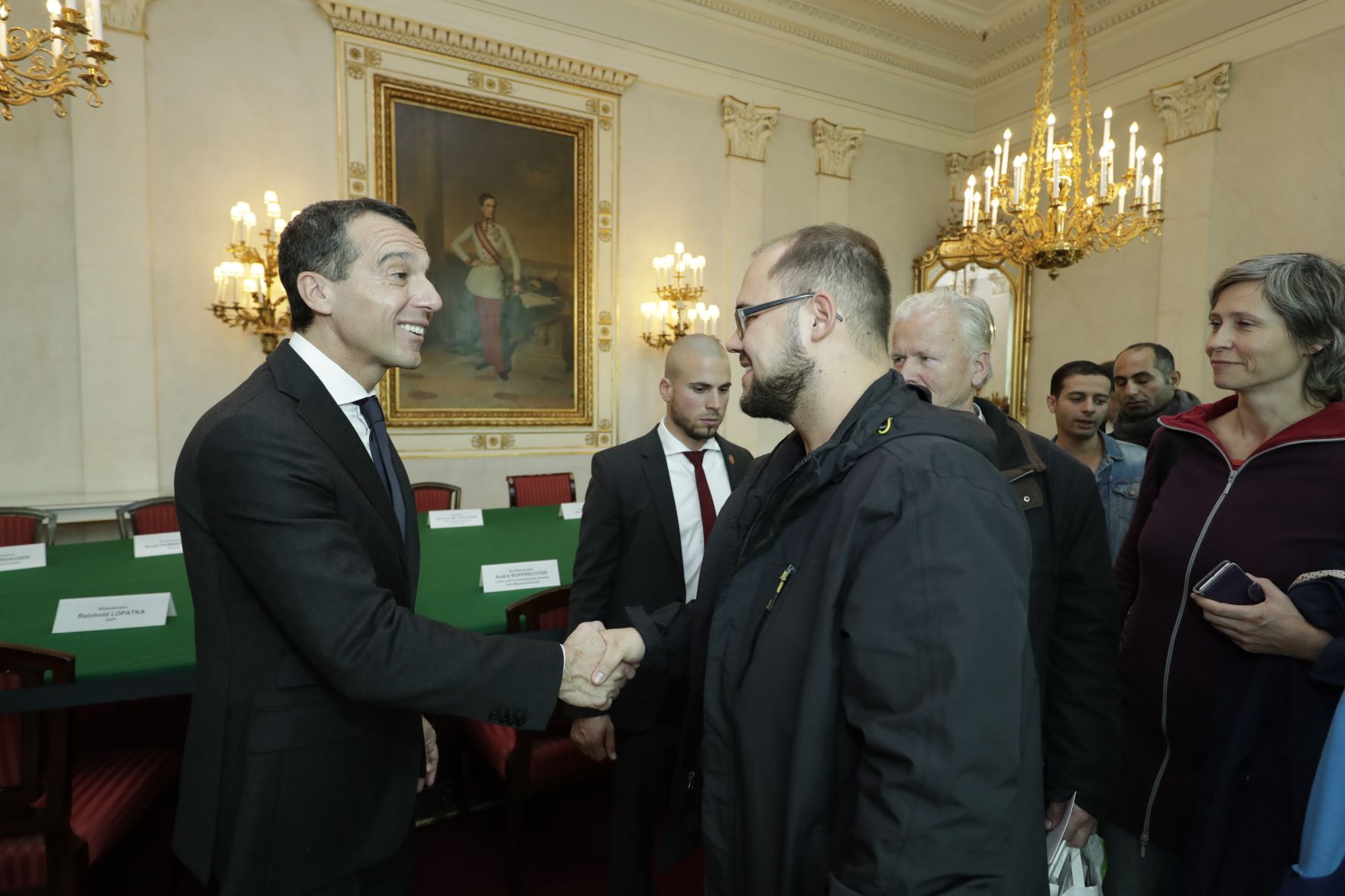 Am 26. Oktober 2016 empfing Bundeskanzler Christian Kern im Rahmen des Nationalfeiertages Besucherinnen und Besucher im Bundeskanzleramt.