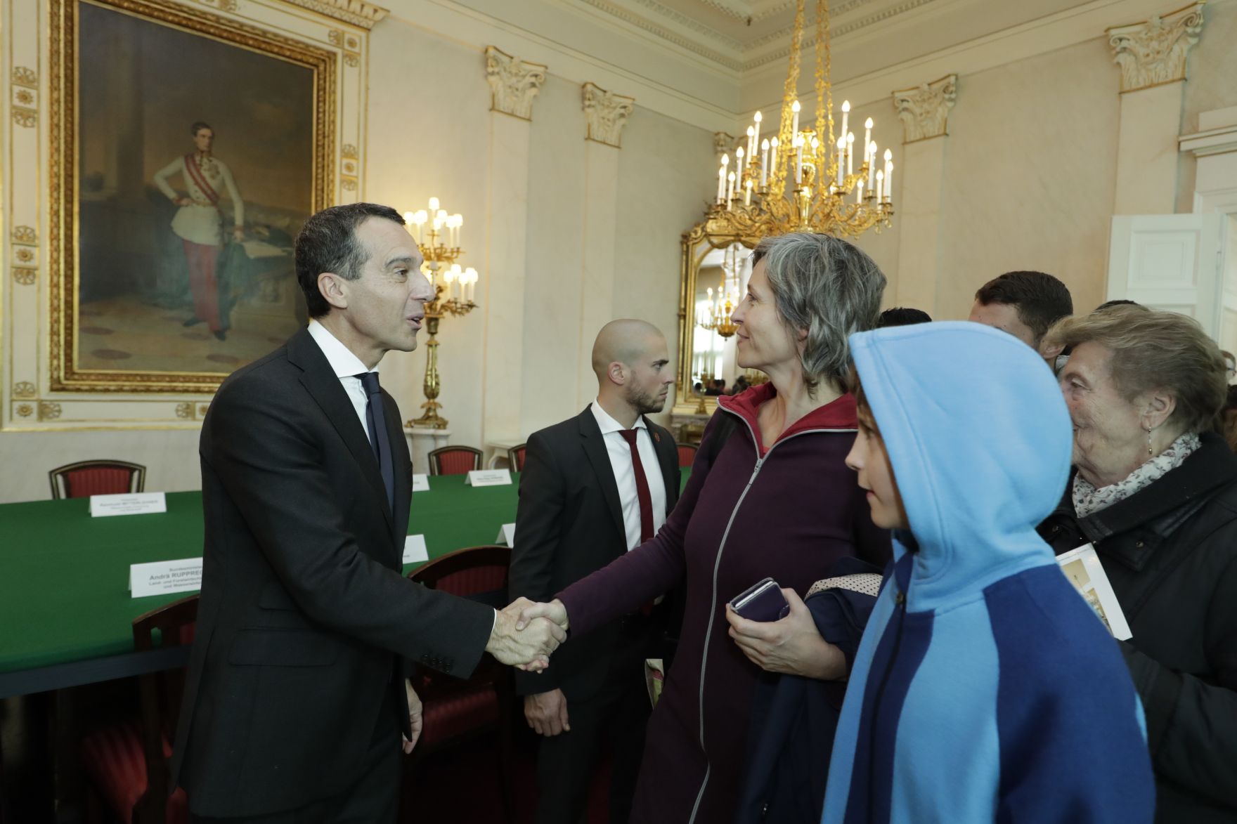 Am 26. Oktober 2016 empfing Bundeskanzler Christian Kern im Rahmen des Nationalfeiertages Besucherinnen und Besucher im Bundeskanzleramt.