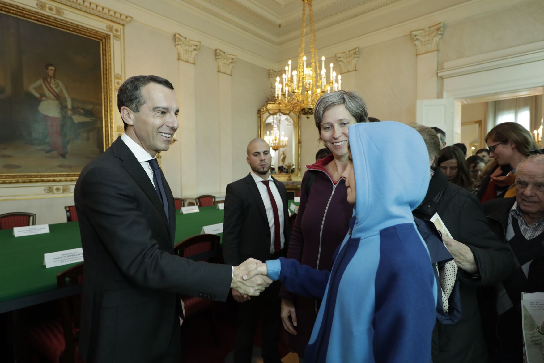 Am 26. Oktober 2016 empfing Bundeskanzler Christian Kern im Rahmen des Nationalfeiertages Besucherinnen und Besucher im Bundeskanzleramt.