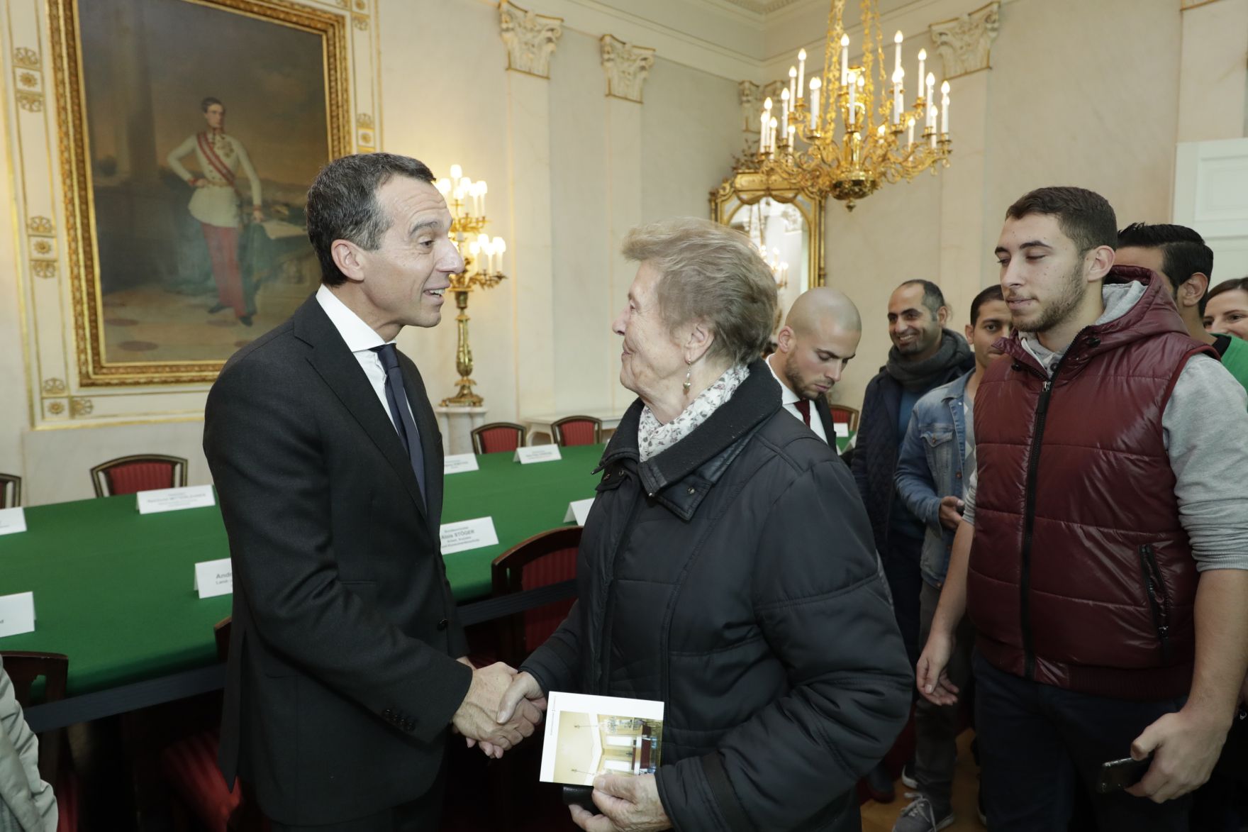 Am 26. Oktober 2016 empfing Bundeskanzler Christian Kern im Rahmen des Nationalfeiertages Besucherinnen und Besucher im Bundeskanzleramt.