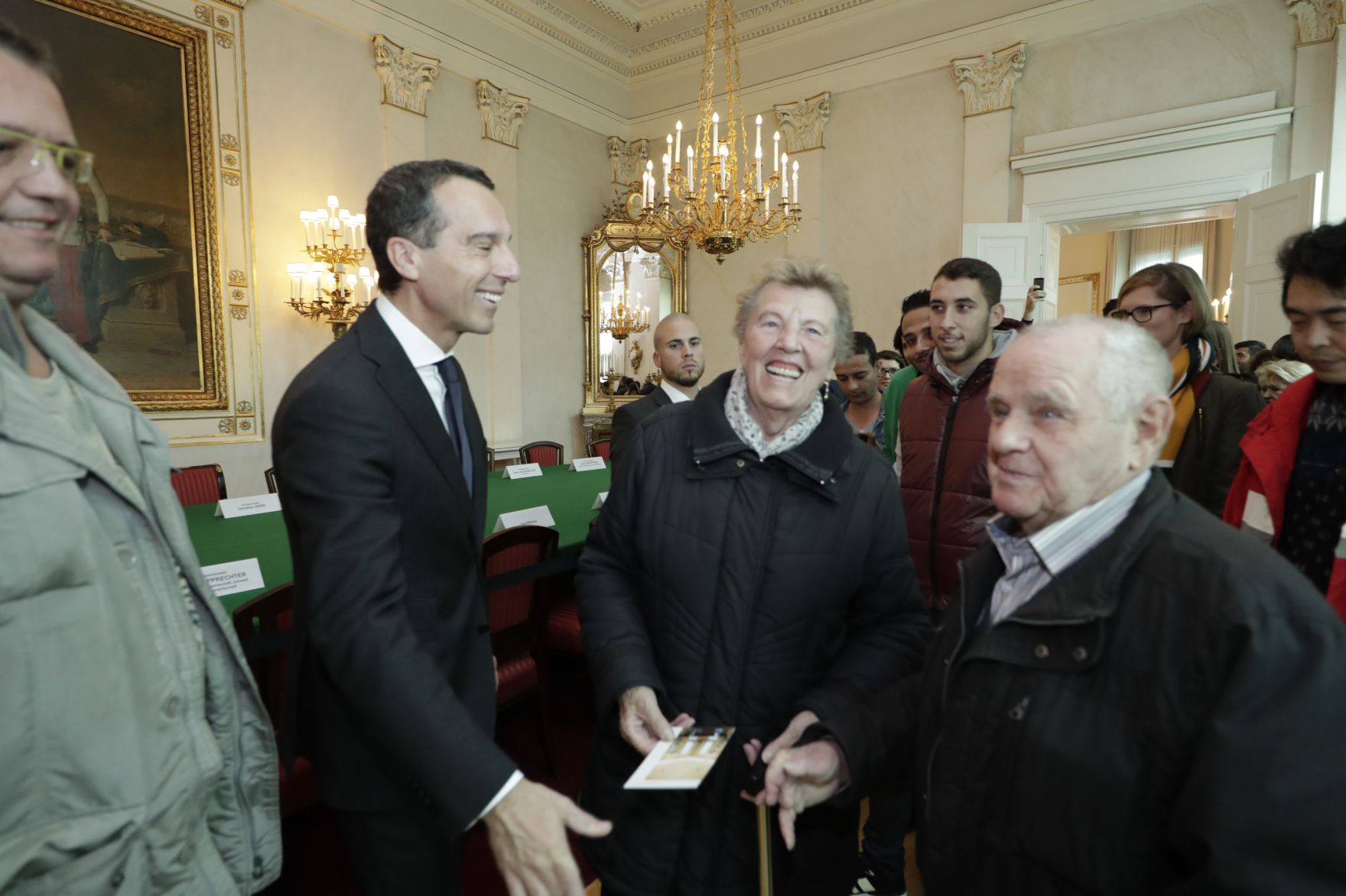 Am 26. Oktober 2016 empfing Bundeskanzler Christian Kern im Rahmen des Nationalfeiertages Besucherinnen und Besucher im Bundeskanzleramt.