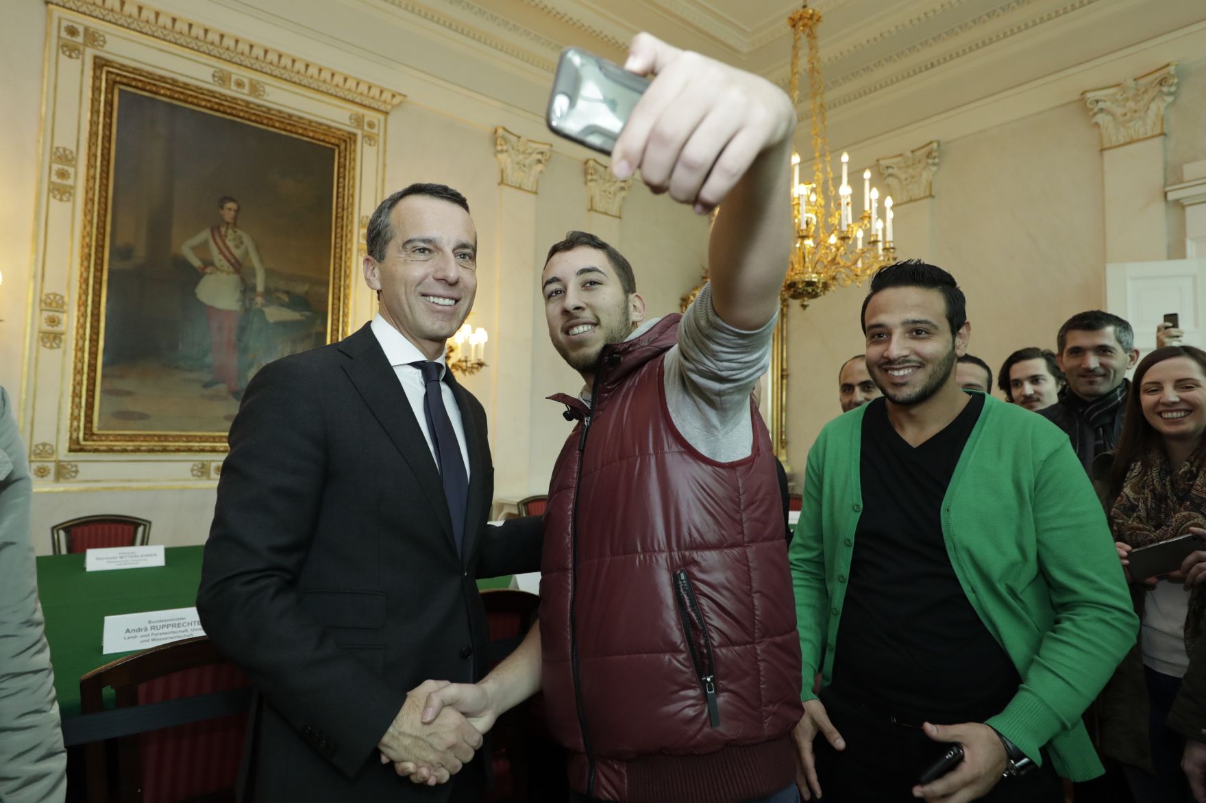 Am 26. Oktober 2016 empfing Bundeskanzler Christian Kern im Rahmen des Nationalfeiertages Besucherinnen und Besucher im Bundeskanzleramt.