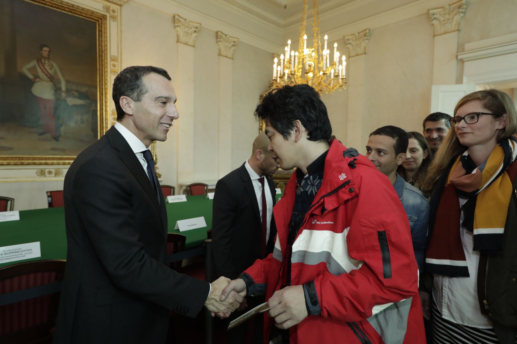 Am 26. Oktober 2016 empfing Bundeskanzler Christian Kern im Rahmen des Nationalfeiertages Besucherinnen und Besucher im Bundeskanzleramt.