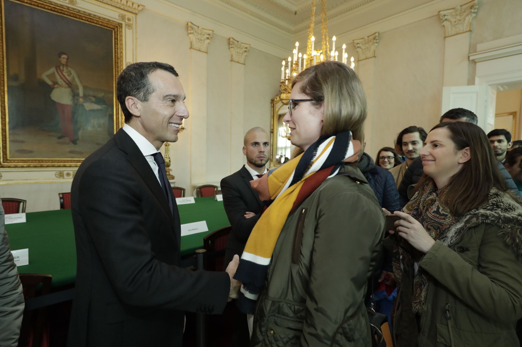Am 26. Oktober 2016 empfing Bundeskanzler Christian Kern im Rahmen des Nationalfeiertages Besucherinnen und Besucher im Bundeskanzleramt.