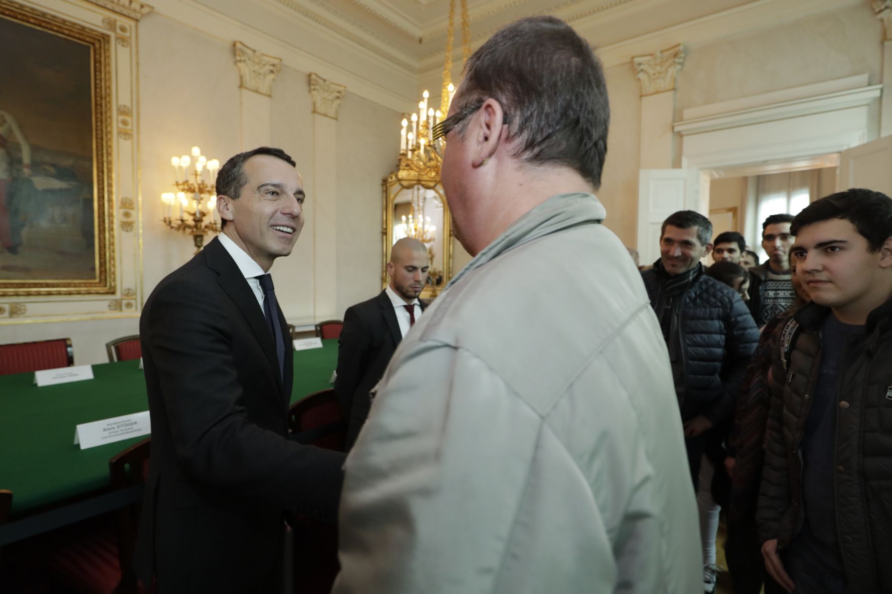 Am 26. Oktober 2016 empfing Bundeskanzler Christian Kern im Rahmen des Nationalfeiertages Besucherinnen und Besucher im Bundeskanzleramt.