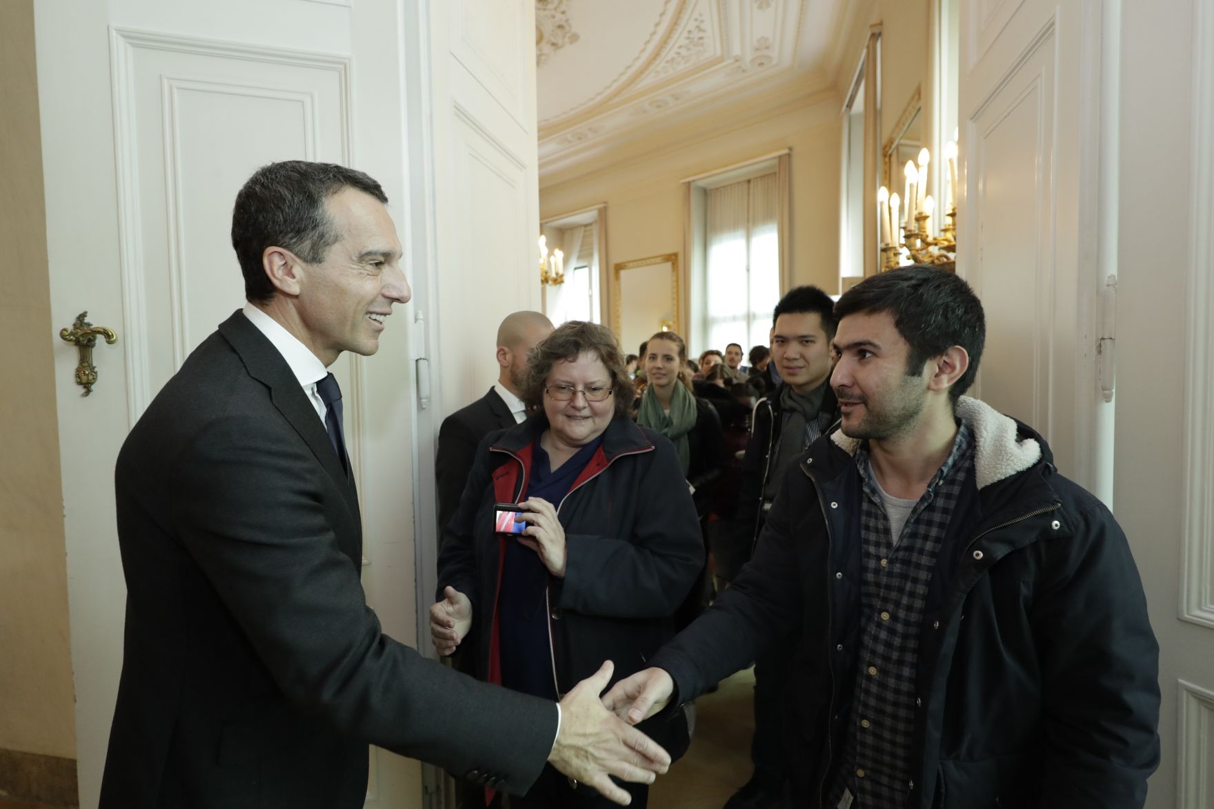 Am 26. Oktober 2016 empfing Bundeskanzler Christian Kern im Rahmen des Nationalfeiertages Besucherinnen und Besucher im Bundeskanzleramt.