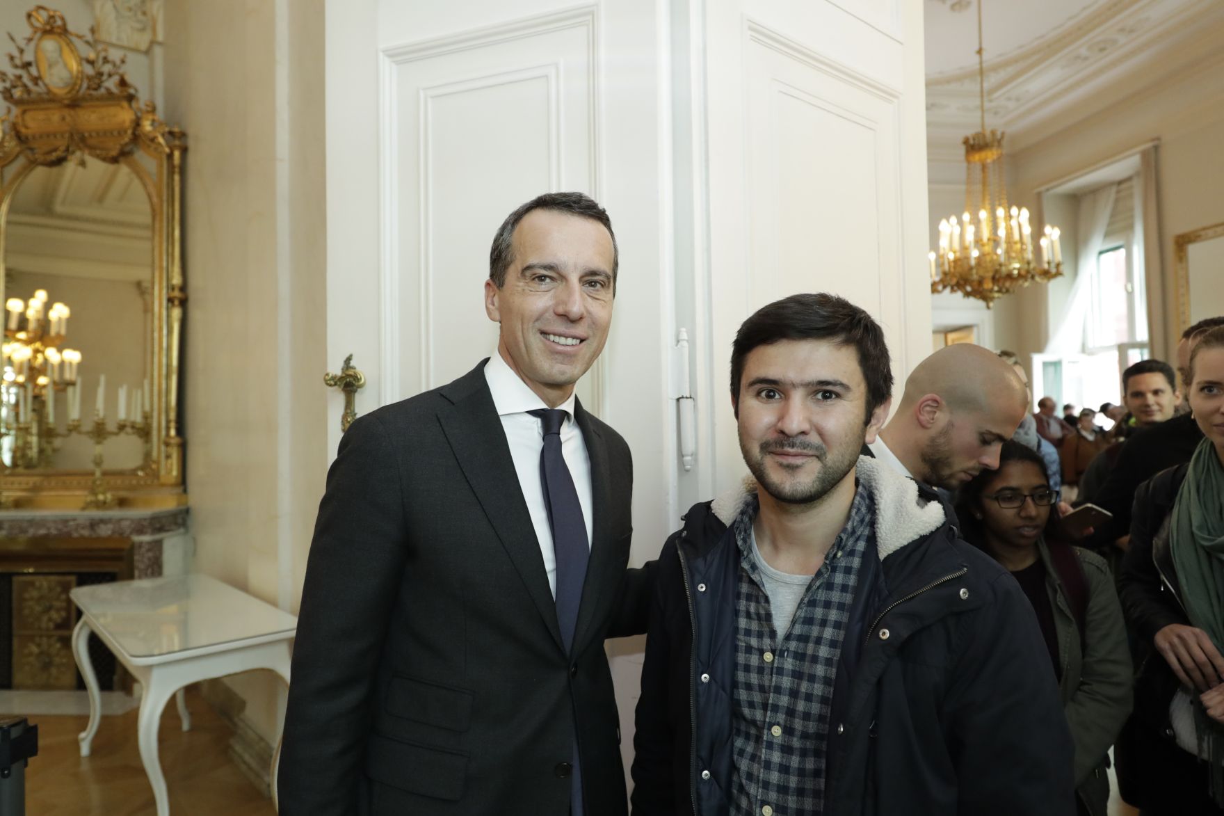 Am 26. Oktober 2016 empfing Bundeskanzler Christian Kern im Rahmen des Nationalfeiertages Besucherinnen und Besucher im Bundeskanzleramt.