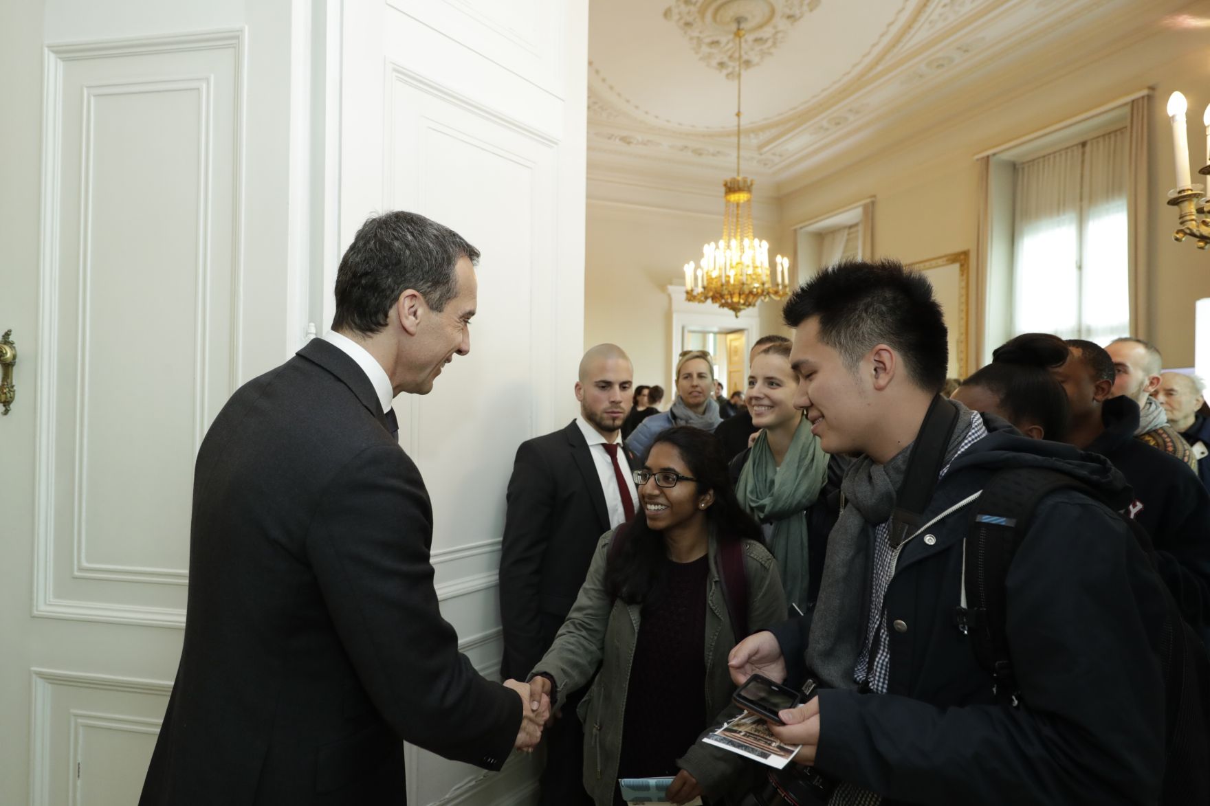 Am 26. Oktober 2016 empfing Bundeskanzler Christian Kern im Rahmen des Nationalfeiertages Besucherinnen und Besucher im Bundeskanzleramt.