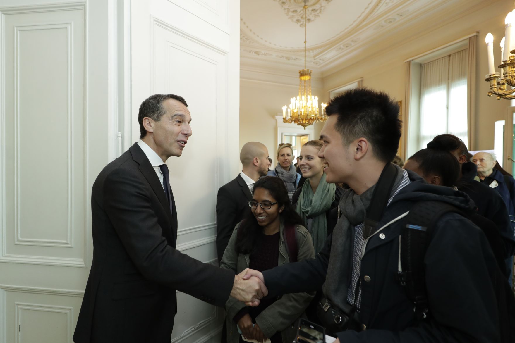 Am 26. Oktober 2016 empfing Bundeskanzler Christian Kern im Rahmen des Nationalfeiertages Besucherinnen und Besucher im Bundeskanzleramt.