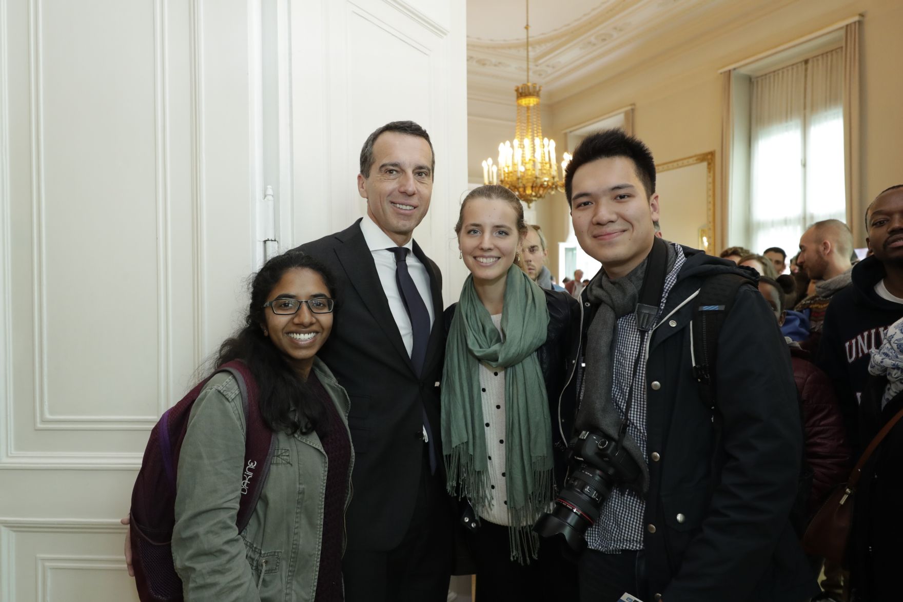 Am 26. Oktober 2016 empfing Bundeskanzler Christian Kern im Rahmen des Nationalfeiertages Besucherinnen und Besucher im Bundeskanzleramt.
