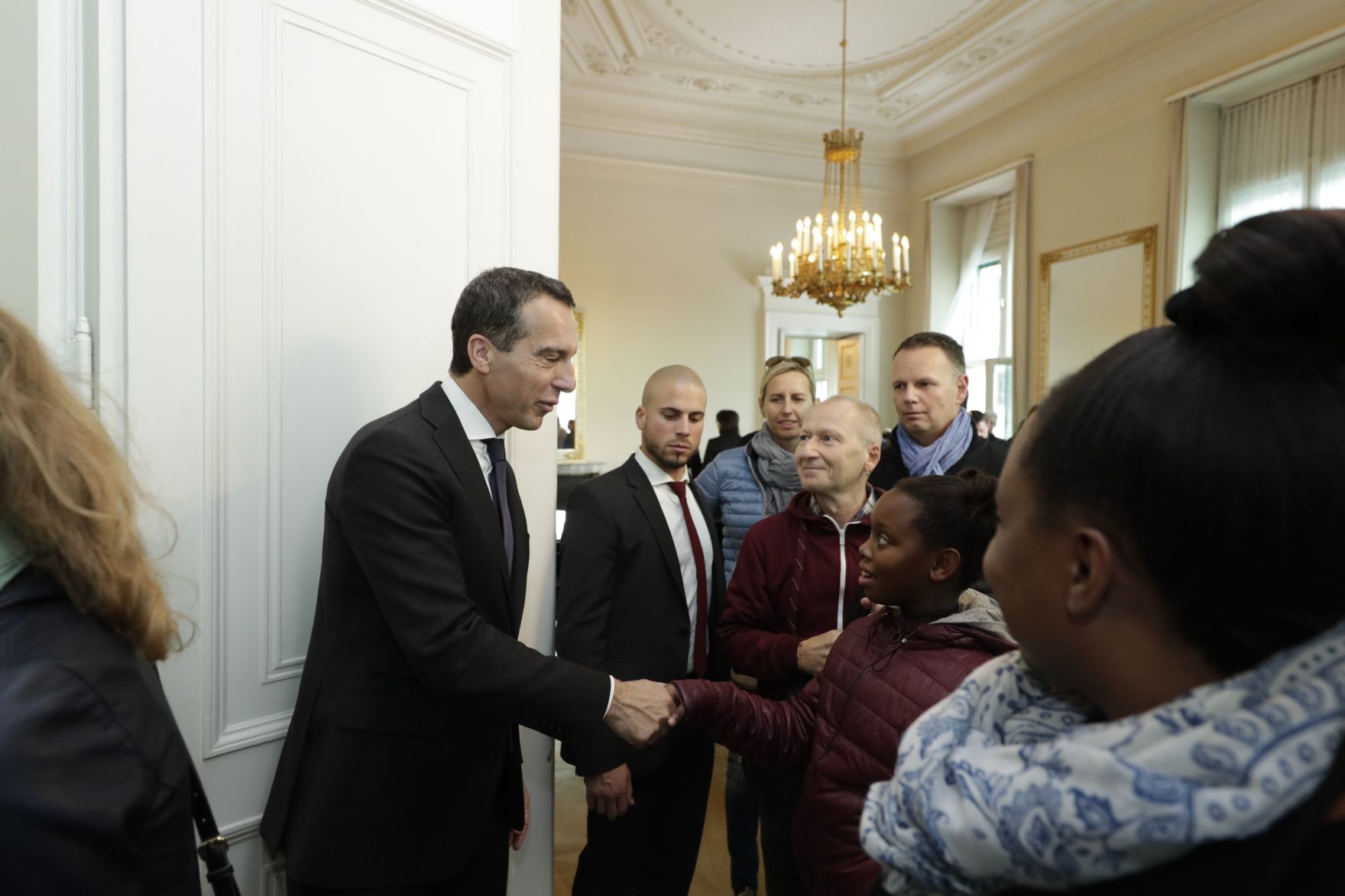 Am 26. Oktober 2016 empfing Bundeskanzler Christian Kern im Rahmen des Nationalfeiertages Besucherinnen und Besucher im Bundeskanzleramt.