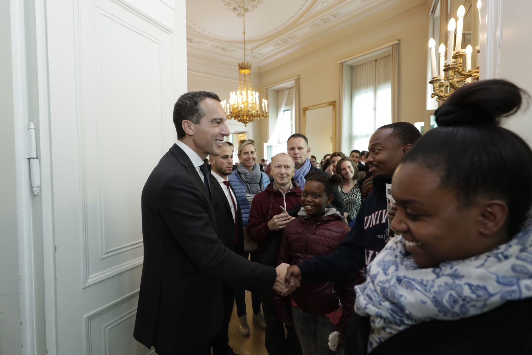 Am 26. Oktober 2016 empfing Bundeskanzler Christian Kern im Rahmen des Nationalfeiertages Besucherinnen und Besucher im Bundeskanzleramt.
