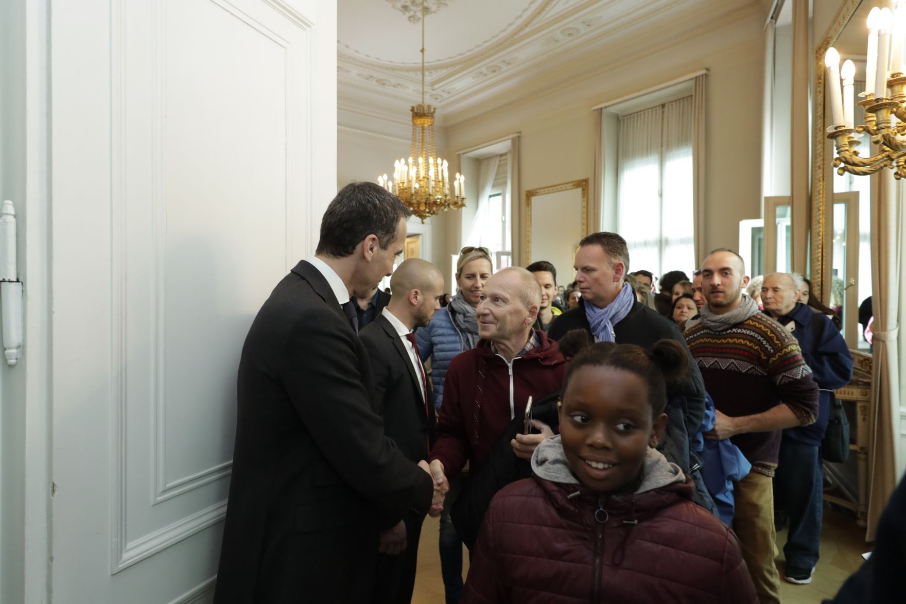 Am 26. Oktober 2016 empfing Bundeskanzler Christian Kern im Rahmen des Nationalfeiertages Besucherinnen und Besucher im Bundeskanzleramt.