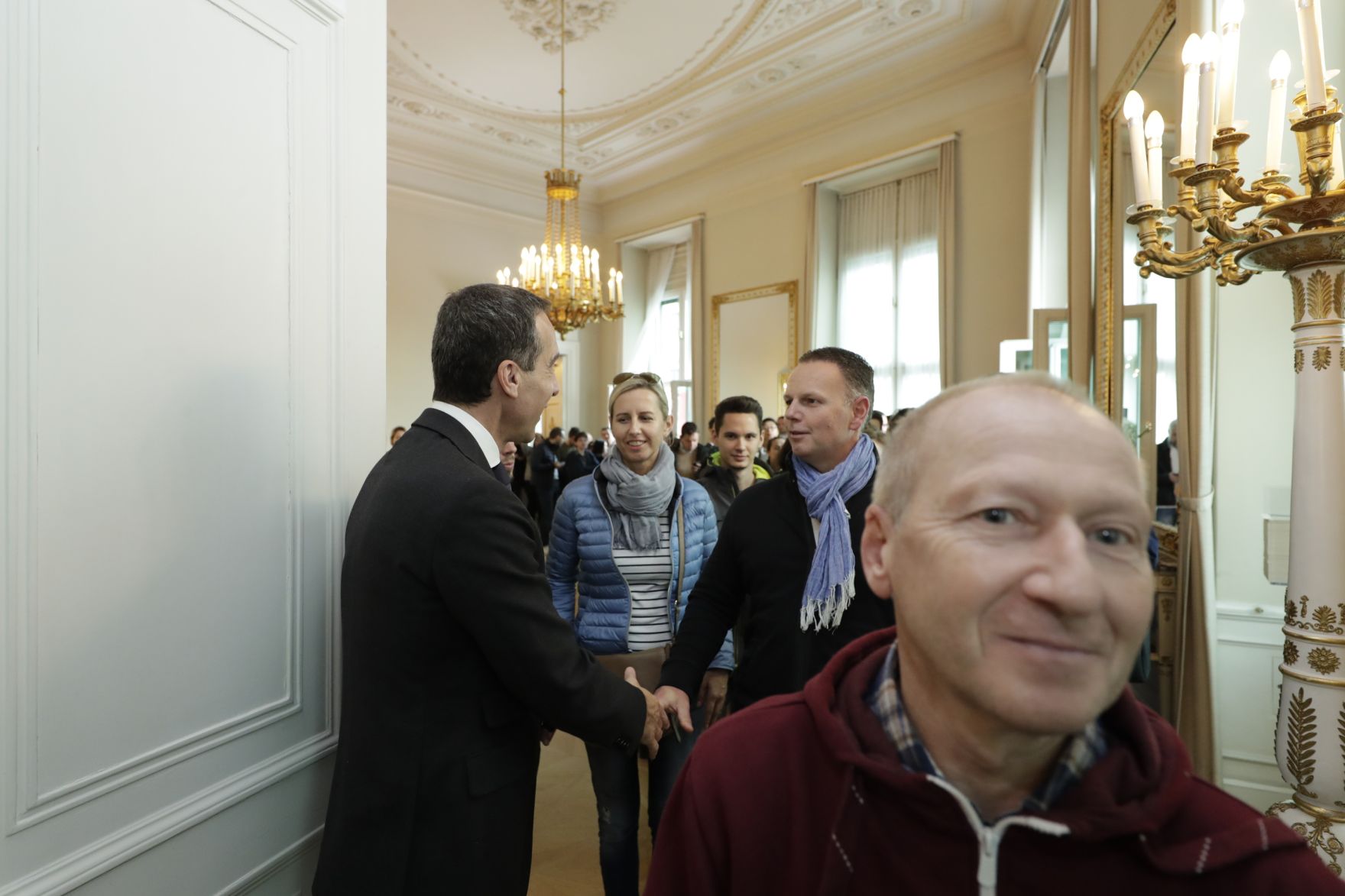 Am 26. Oktober 2016 empfing Bundeskanzler Christian Kern im Rahmen des Nationalfeiertages Besucherinnen und Besucher im Bundeskanzleramt.