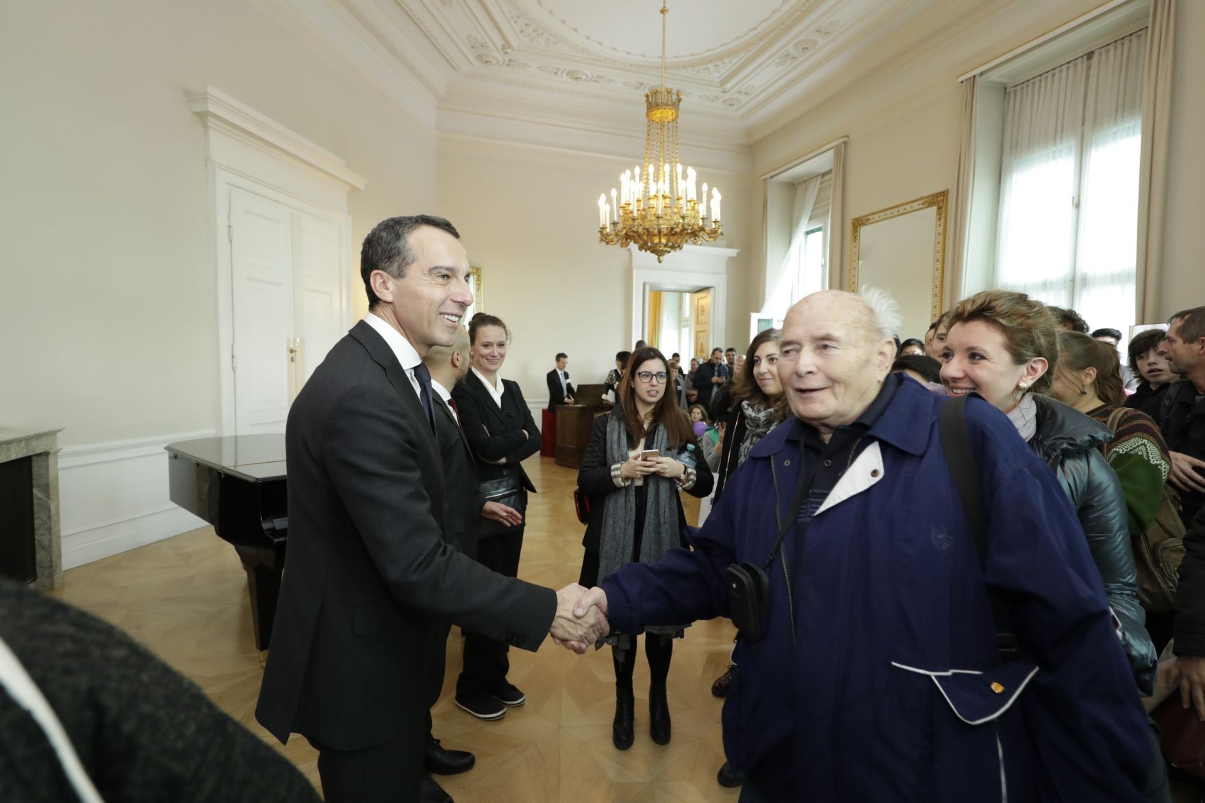 Am 26. Oktober 2016 empfing Bundeskanzler Christian Kern im Rahmen des Nationalfeiertages Besucherinnen und Besucher im Bundeskanzleramt.