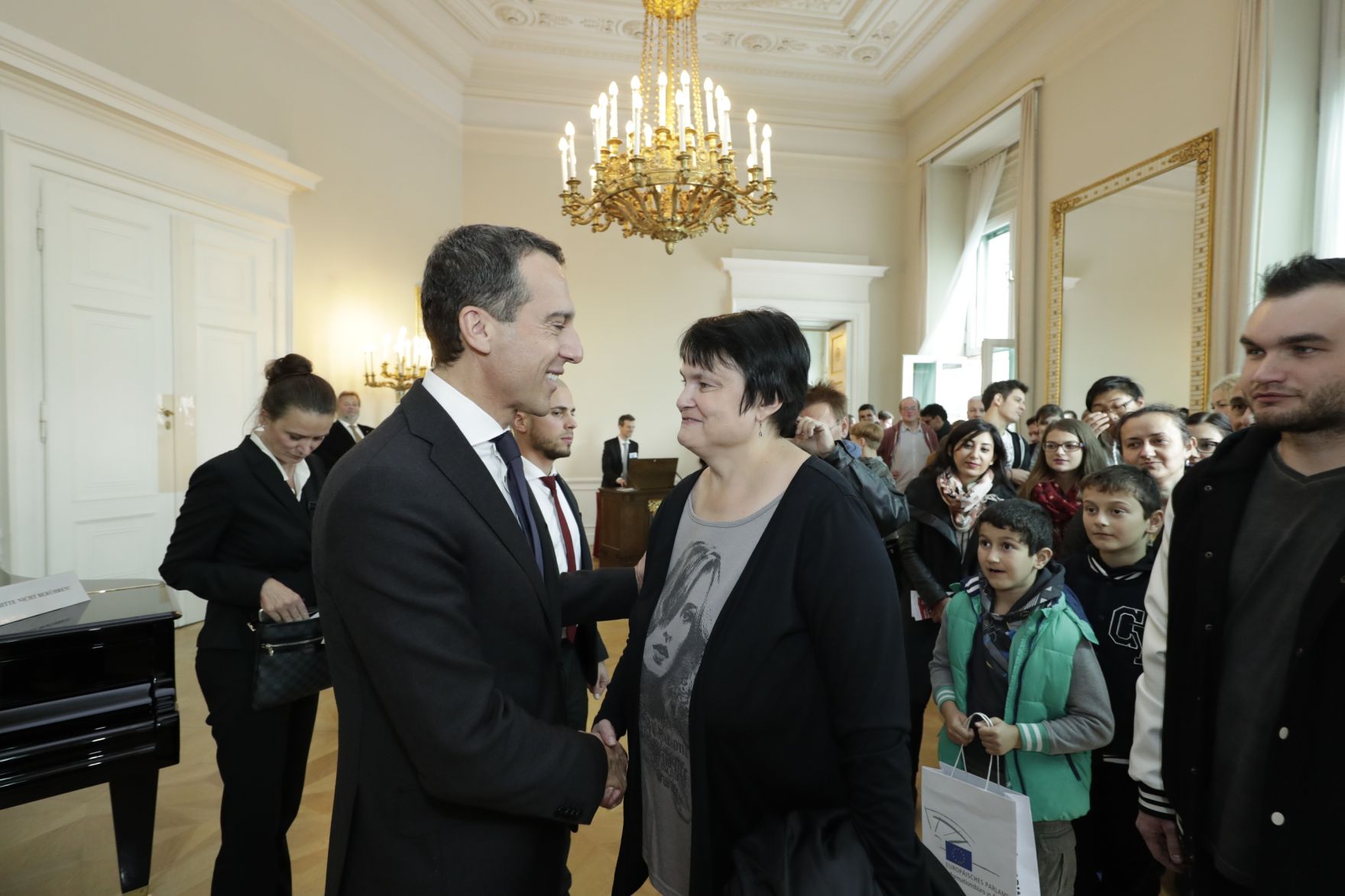 Am 26. Oktober 2016 empfing Bundeskanzler Christian Kern im Rahmen des Nationalfeiertages Besucherinnen und Besucher im Bundeskanzleramt.