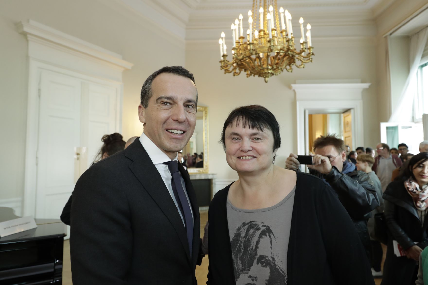 Am 26. Oktober 2016 empfing Bundeskanzler Christian Kern im Rahmen des Nationalfeiertages Besucherinnen und Besucher im Bundeskanzleramt.