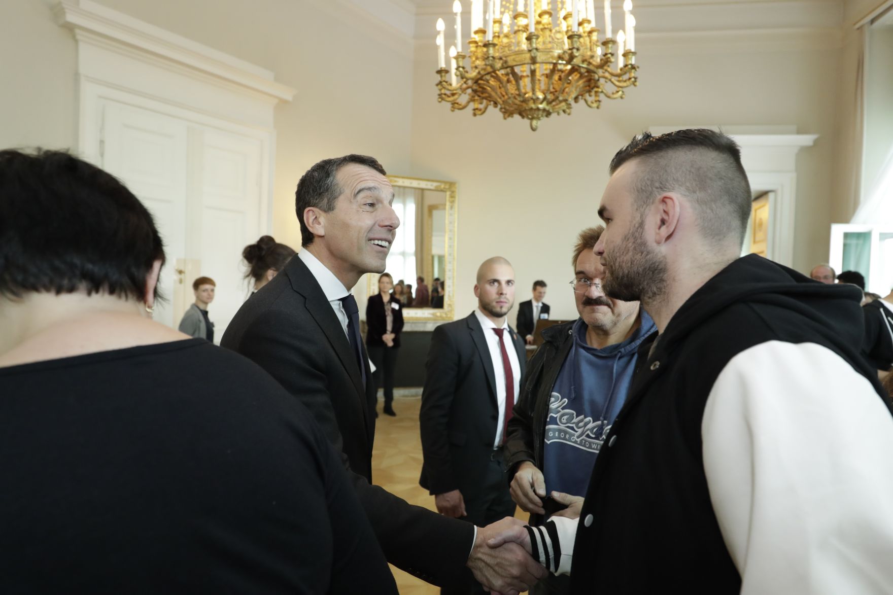 Am 26. Oktober 2016 empfing Bundeskanzler Christian Kern im Rahmen des Nationalfeiertages Besucherinnen und Besucher im Bundeskanzleramt.