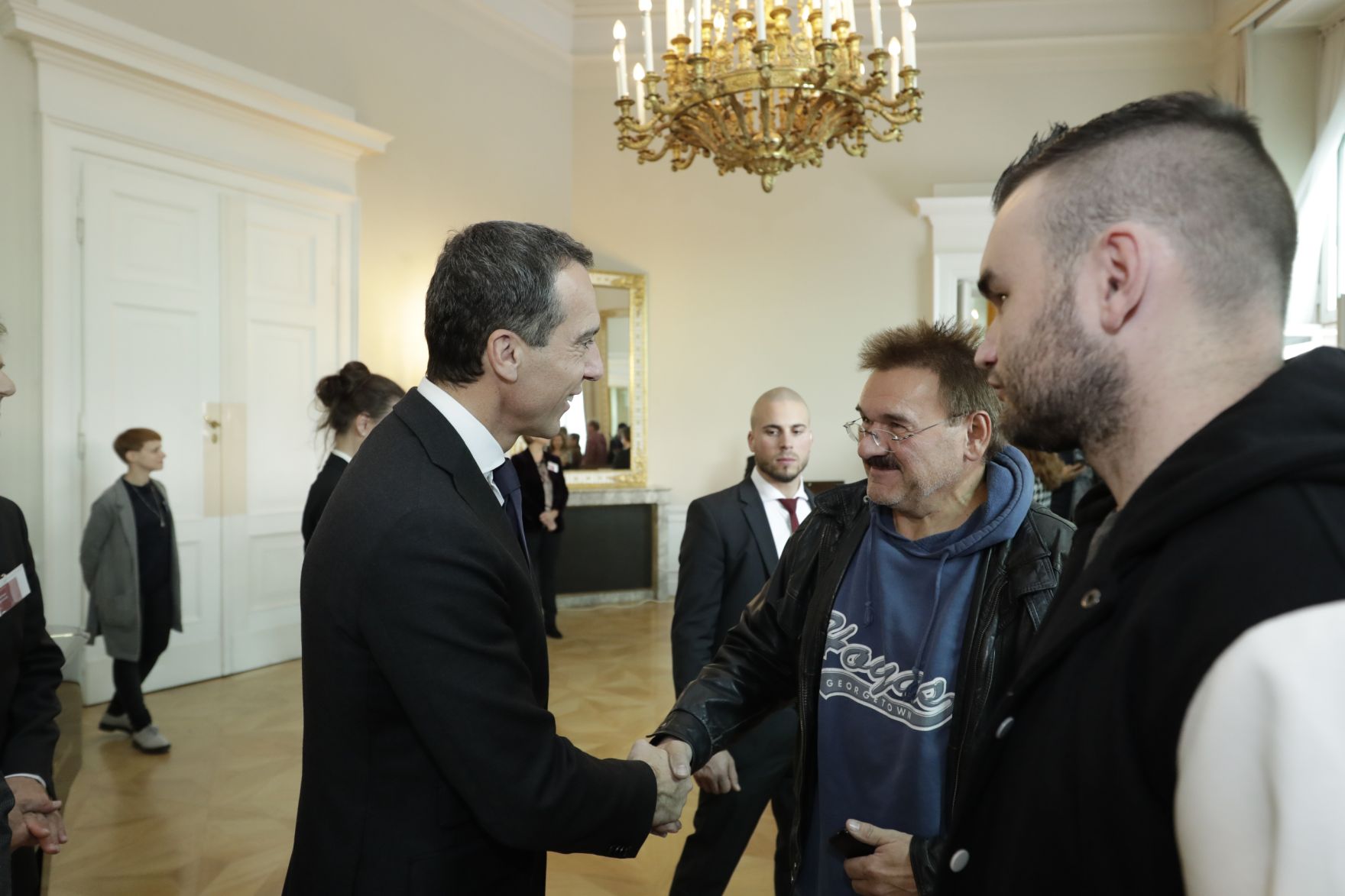 Am 26. Oktober 2016 empfing Bundeskanzler Christian Kern im Rahmen des Nationalfeiertages Besucherinnen und Besucher im Bundeskanzleramt.