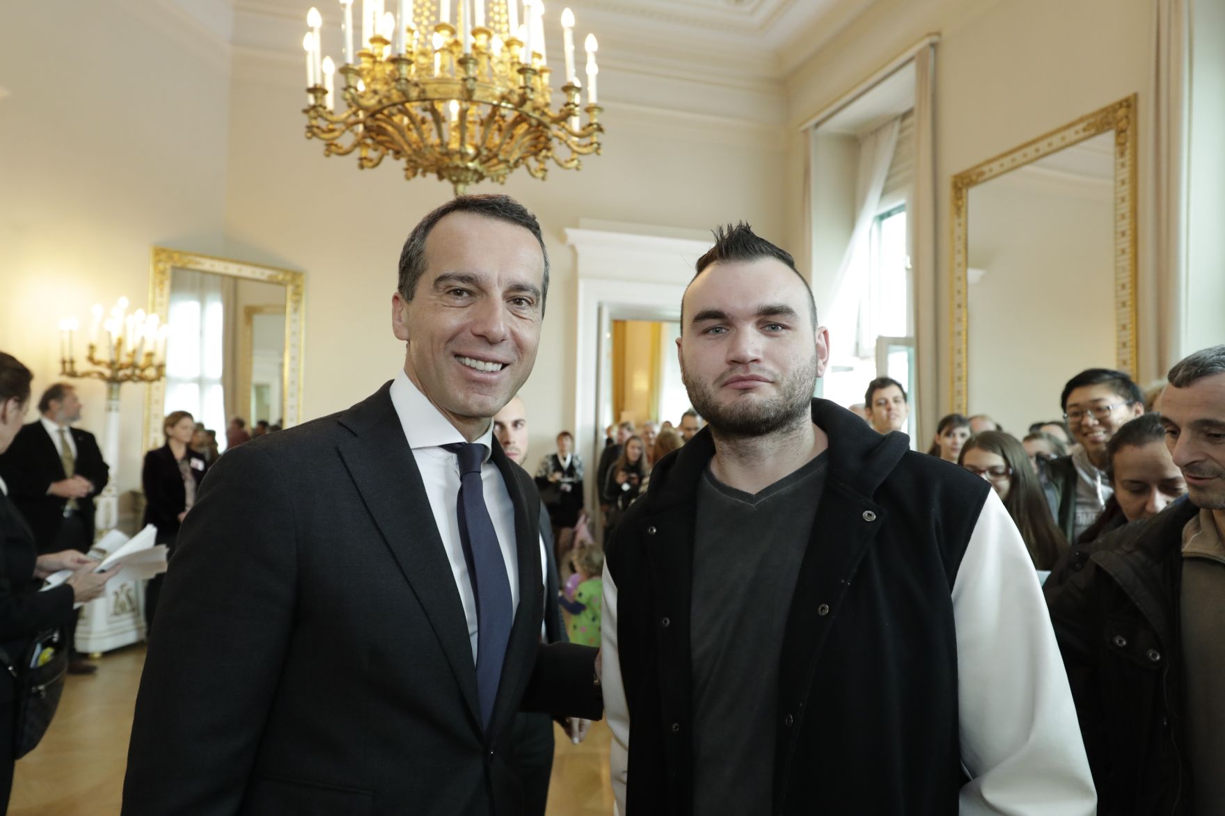 Am 26. Oktober 2016 empfing Bundeskanzler Christian Kern im Rahmen des Nationalfeiertages Besucherinnen und Besucher im Bundeskanzleramt.