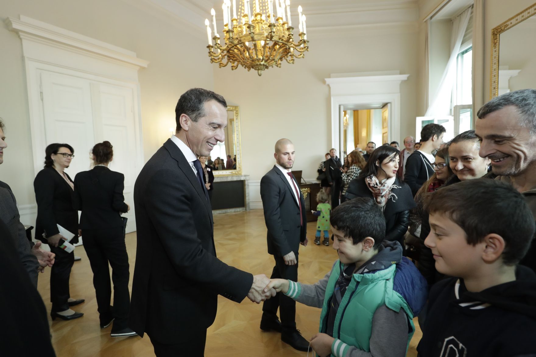 Am 26. Oktober 2016 empfing Bundeskanzler Christian Kern im Rahmen des Nationalfeiertages Besucherinnen und Besucher im Bundeskanzleramt.