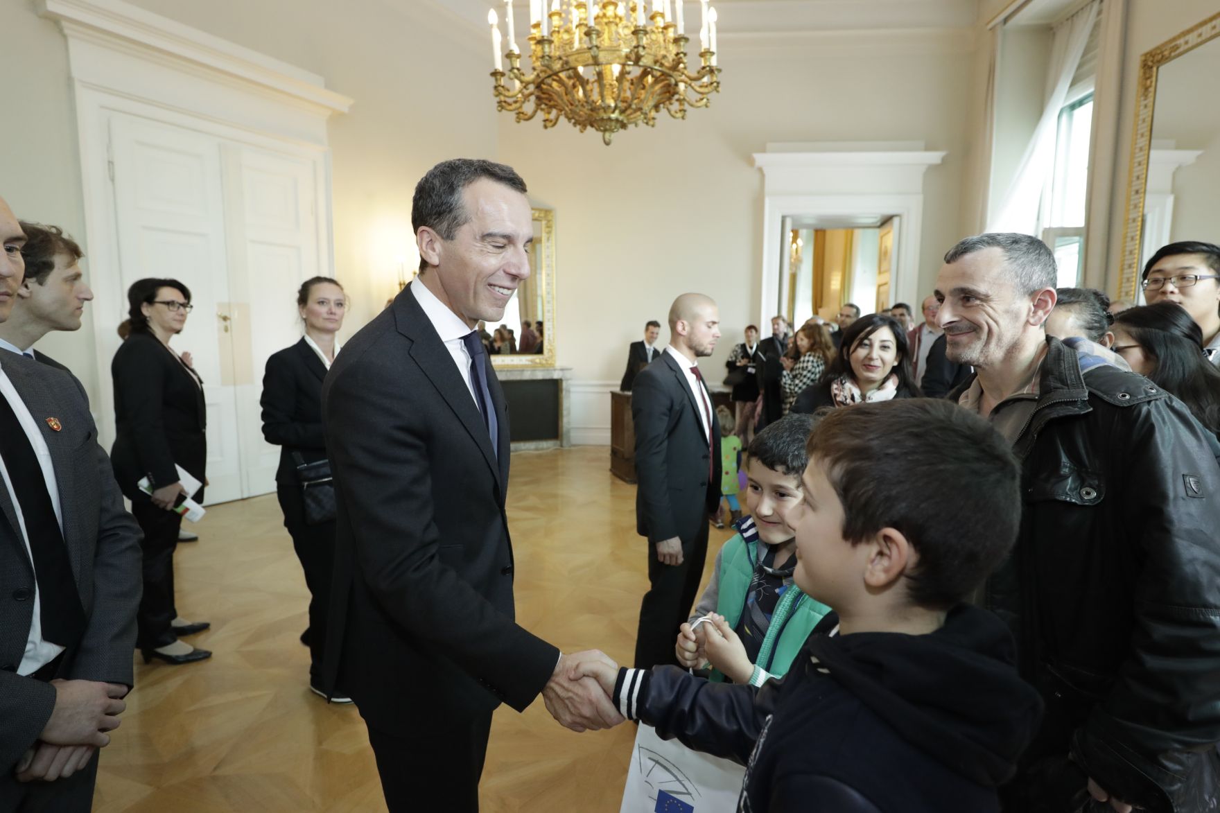 Am 26. Oktober 2016 empfing Bundeskanzler Christian Kern im Rahmen des Nationalfeiertages Besucherinnen und Besucher im Bundeskanzleramt.