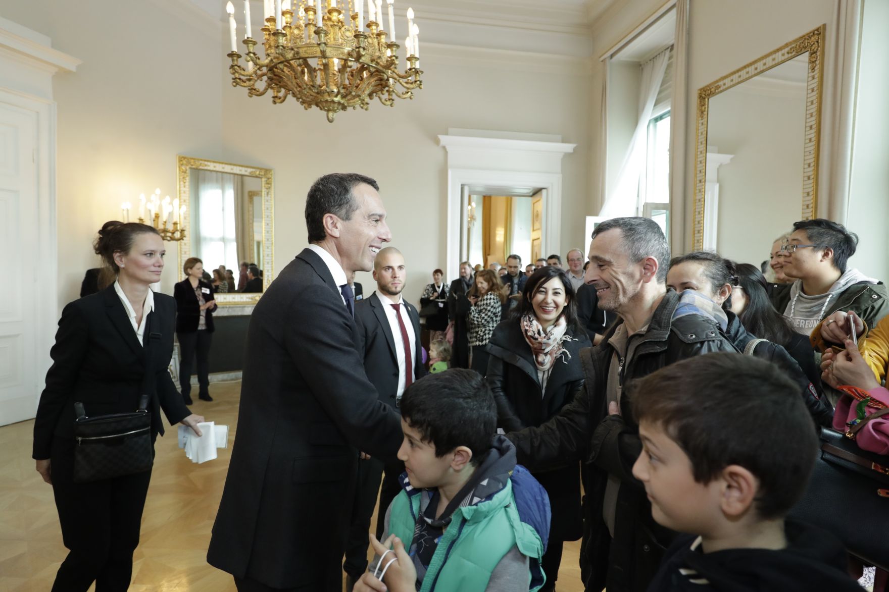 Am 26. Oktober 2016 empfing Bundeskanzler Christian Kern im Rahmen des Nationalfeiertages Besucherinnen und Besucher im Bundeskanzleramt.