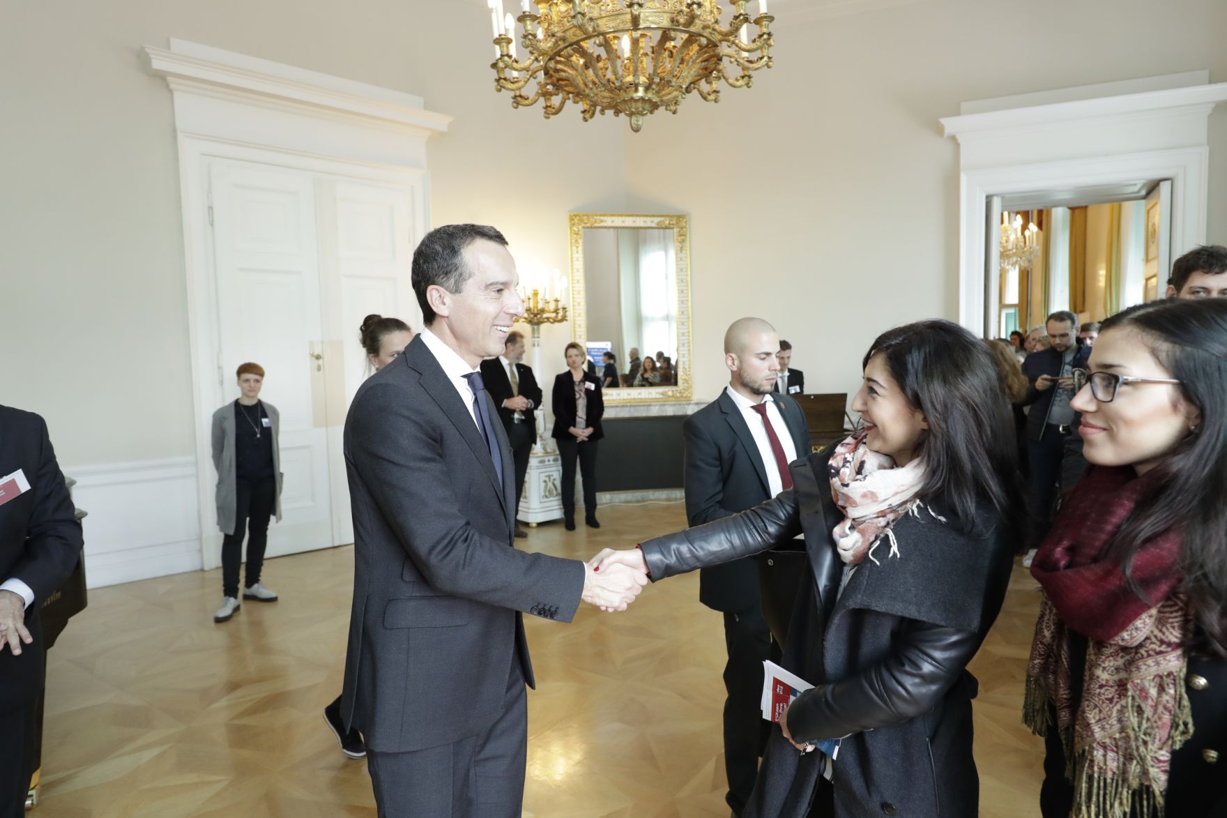 Am 26. Oktober 2016 empfing Bundeskanzler Christian Kern im Rahmen des Nationalfeiertages Besucherinnen und Besucher im Bundeskanzleramt.