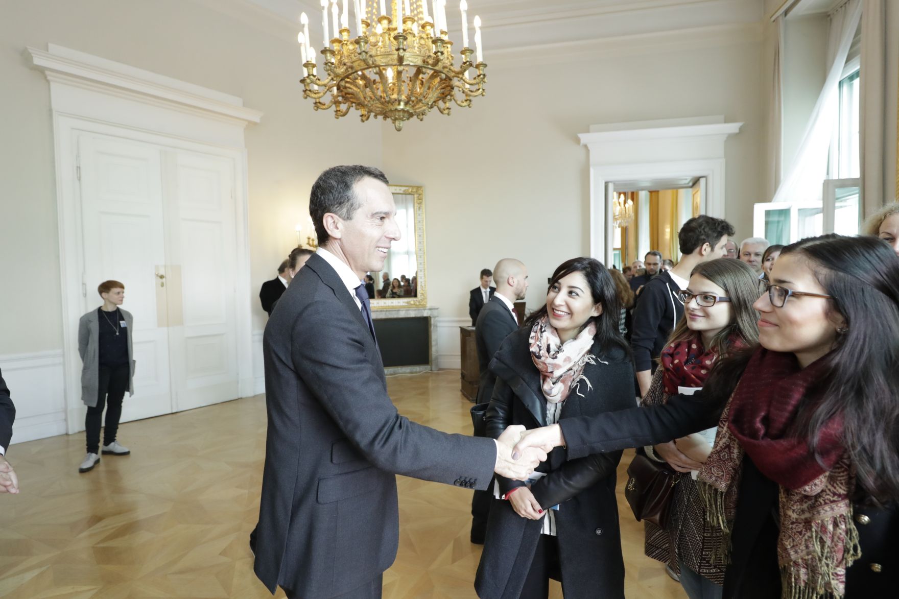 Am 26. Oktober 2016 empfing Bundeskanzler Christian Kern im Rahmen des Nationalfeiertages Besucherinnen und Besucher im Bundeskanzleramt.