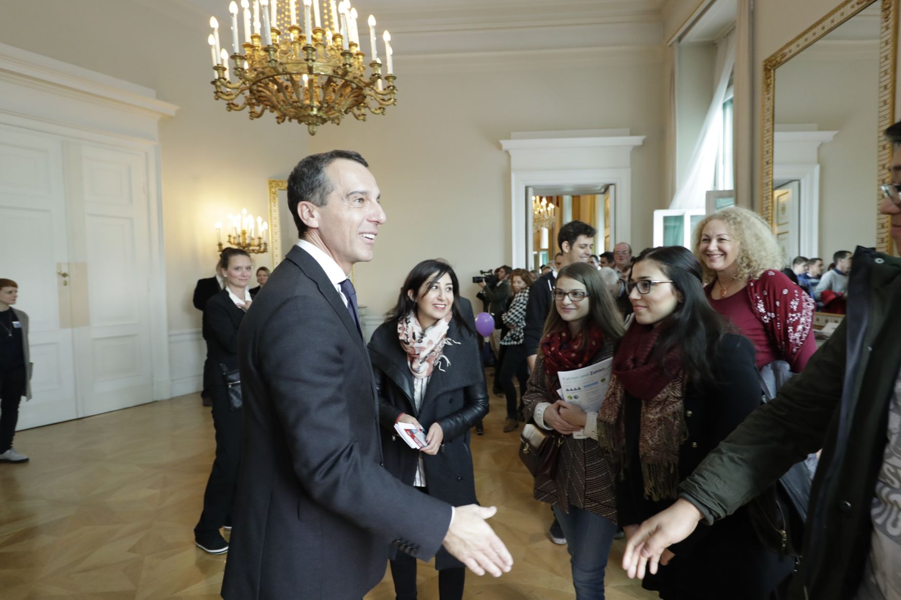 Am 26. Oktober 2016 empfing Bundeskanzler Christian Kern im Rahmen des Nationalfeiertages Besucherinnen und Besucher im Bundeskanzleramt.
