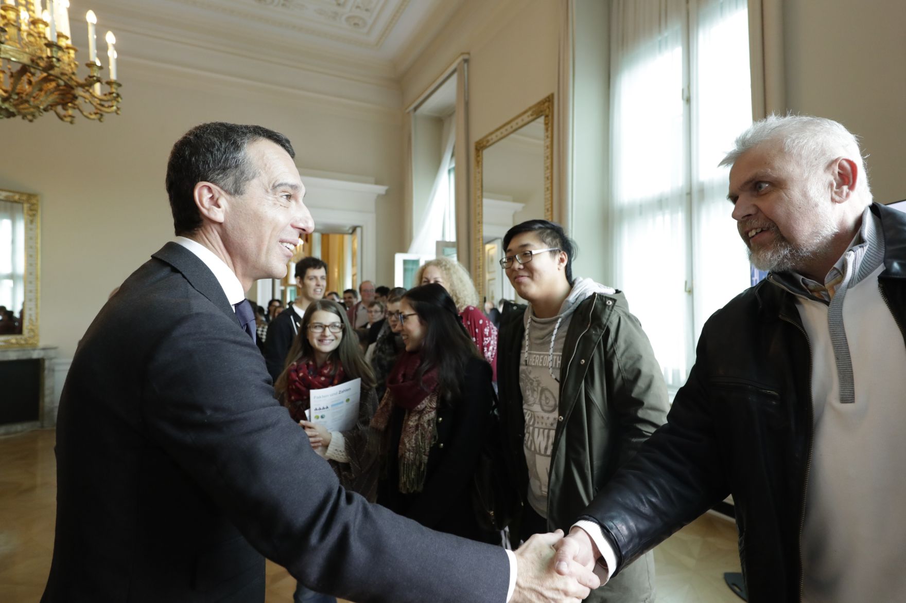 Am 26. Oktober 2016 empfing Bundeskanzler Christian Kern im Rahmen des Nationalfeiertages Besucherinnen und Besucher im Bundeskanzleramt.