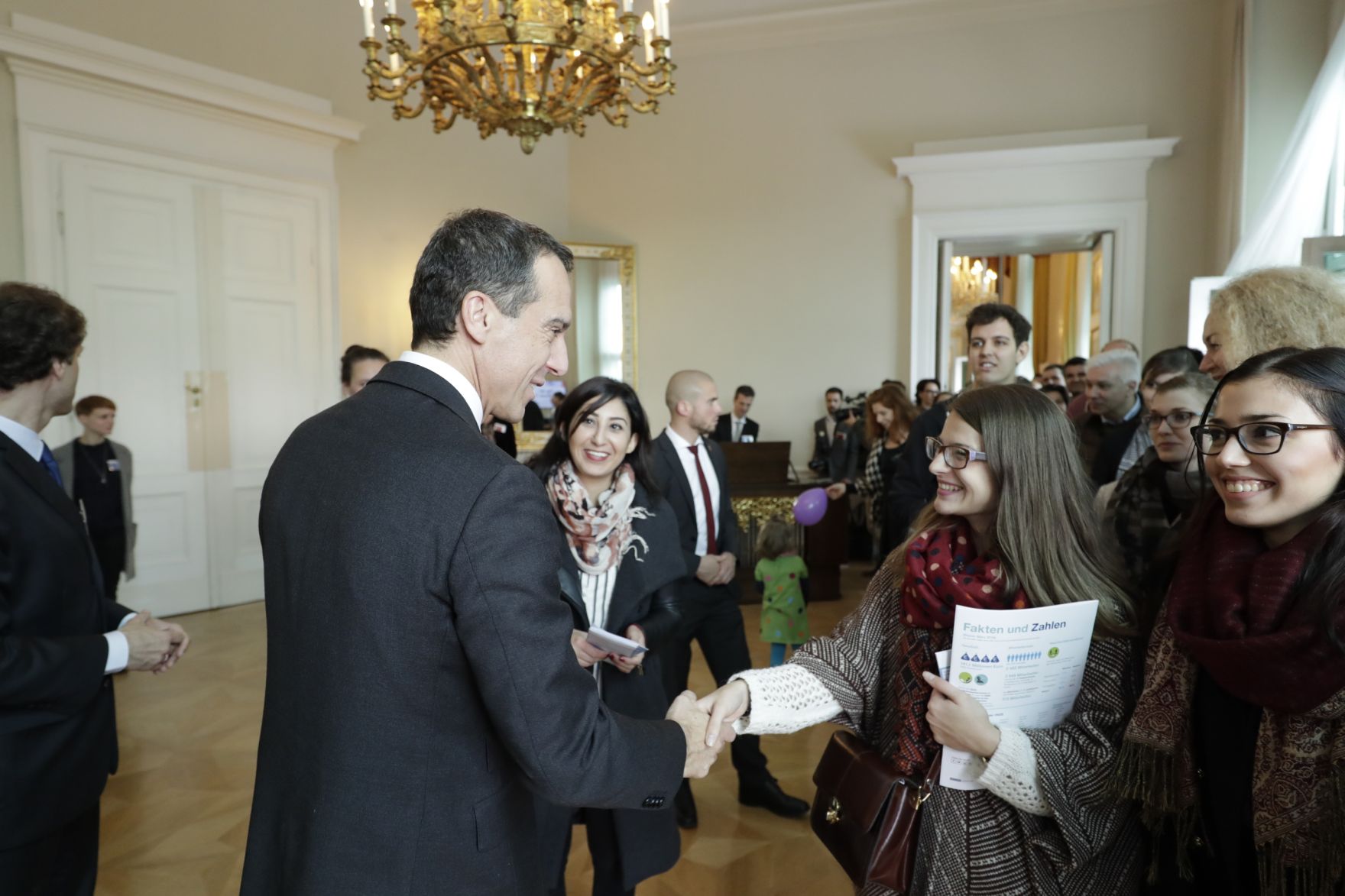 Am 26. Oktober 2016 empfing Bundeskanzler Christian Kern im Rahmen des Nationalfeiertages Besucherinnen und Besucher im Bundeskanzleramt.