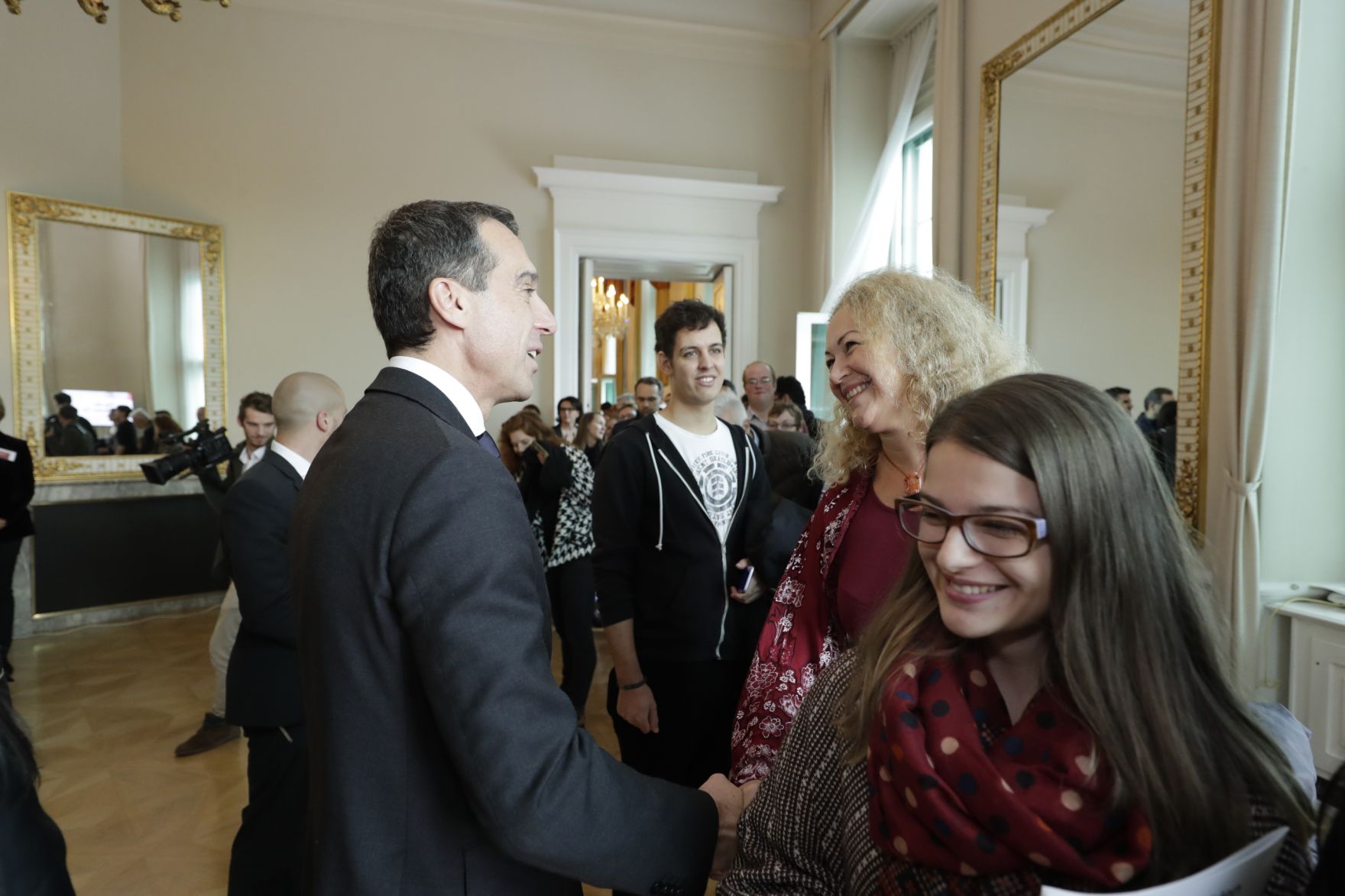 Am 26. Oktober 2016 empfing Bundeskanzler Christian Kern im Rahmen des Nationalfeiertages Besucherinnen und Besucher im Bundeskanzleramt.