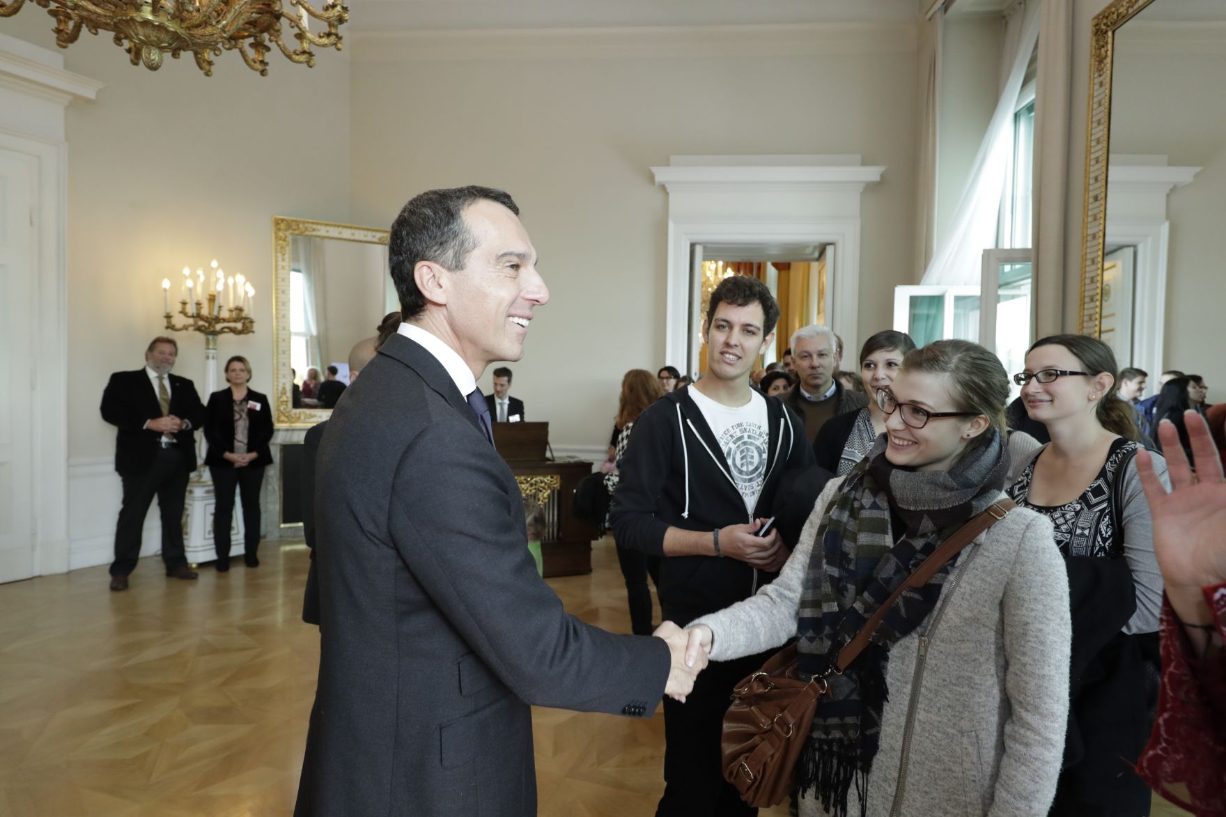 Am 26. Oktober 2016 empfing Bundeskanzler Christian Kern im Rahmen des Nationalfeiertages Besucherinnen und Besucher im Bundeskanzleramt.