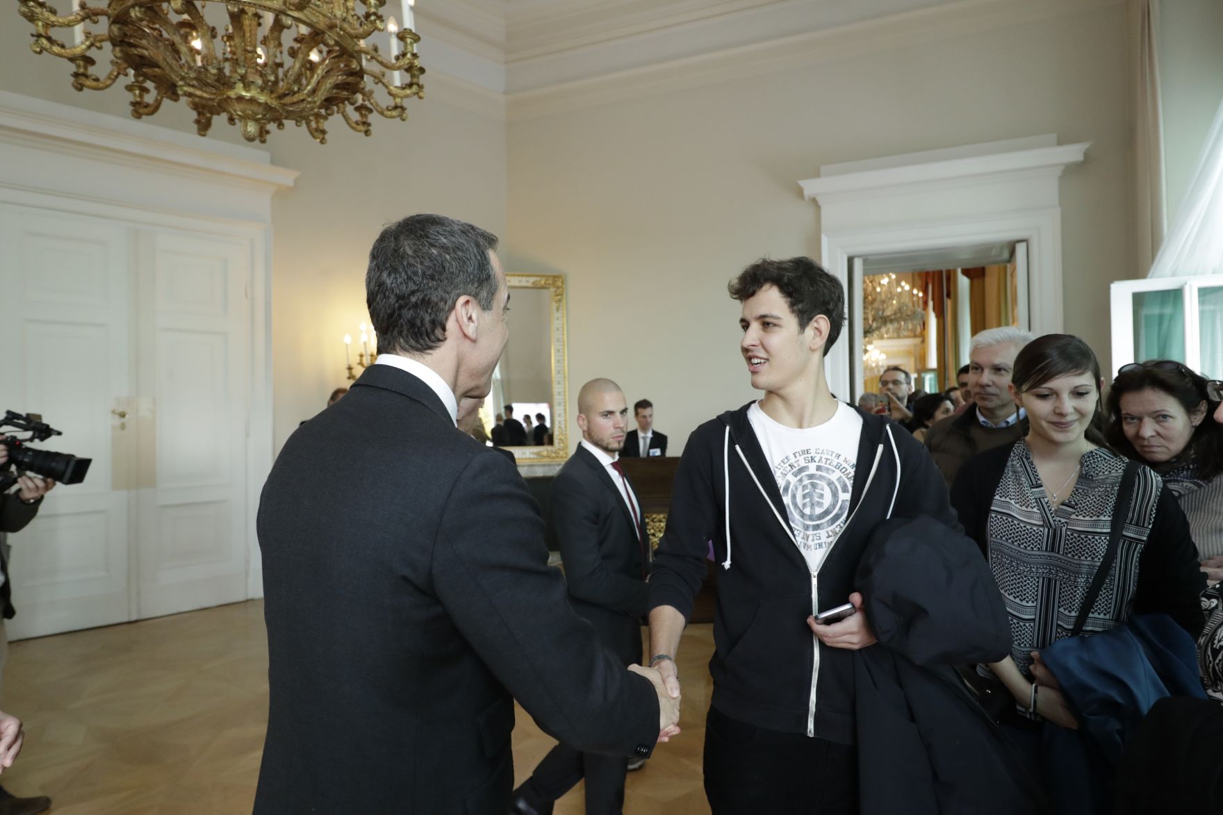 Am 26. Oktober 2016 empfing Bundeskanzler Christian Kern im Rahmen des Nationalfeiertages Besucherinnen und Besucher im Bundeskanzleramt.
