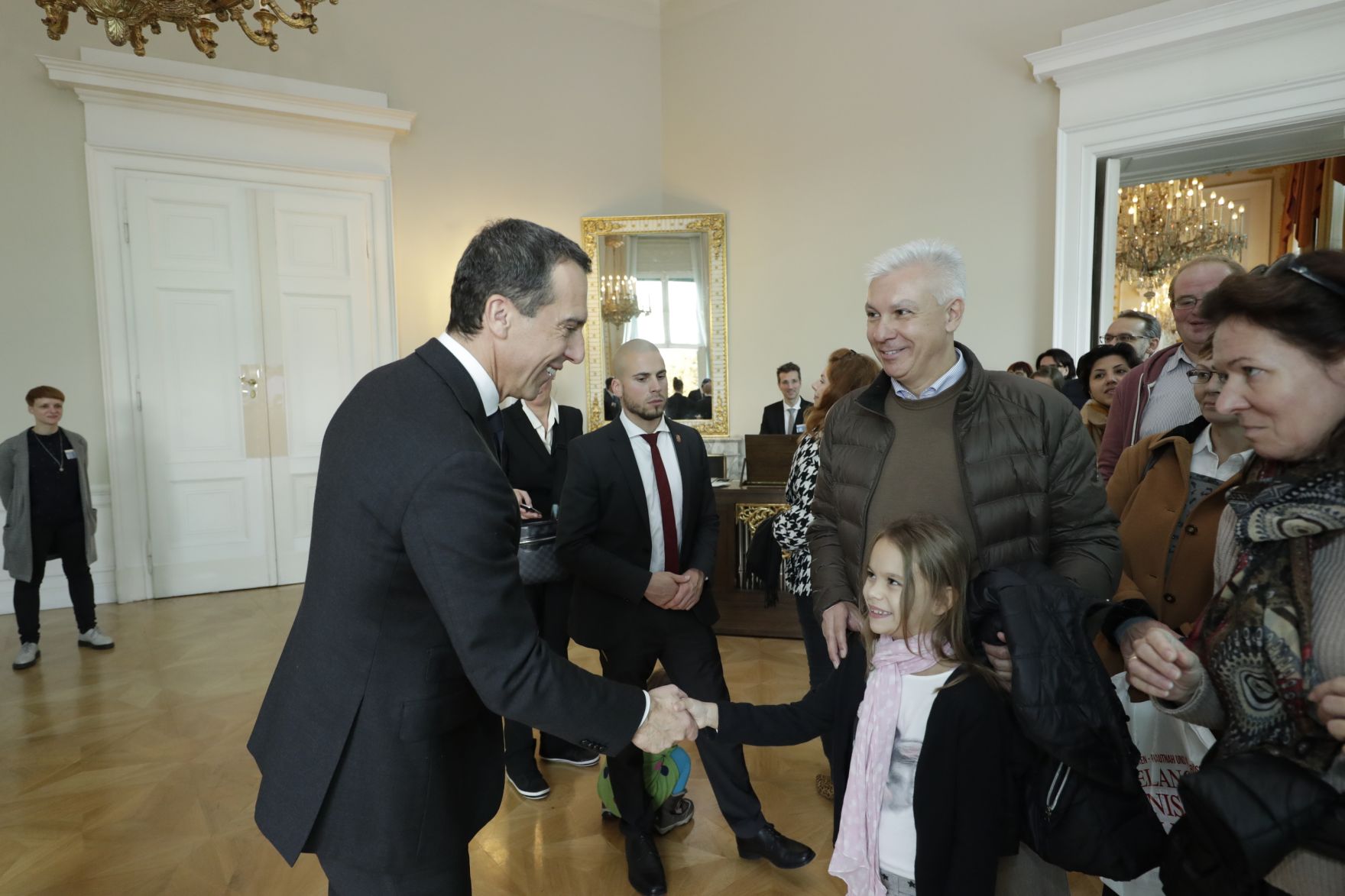 Am 26. Oktober 2016 empfing Bundeskanzler Christian Kern im Rahmen des Nationalfeiertages Besucherinnen und Besucher im Bundeskanzleramt.