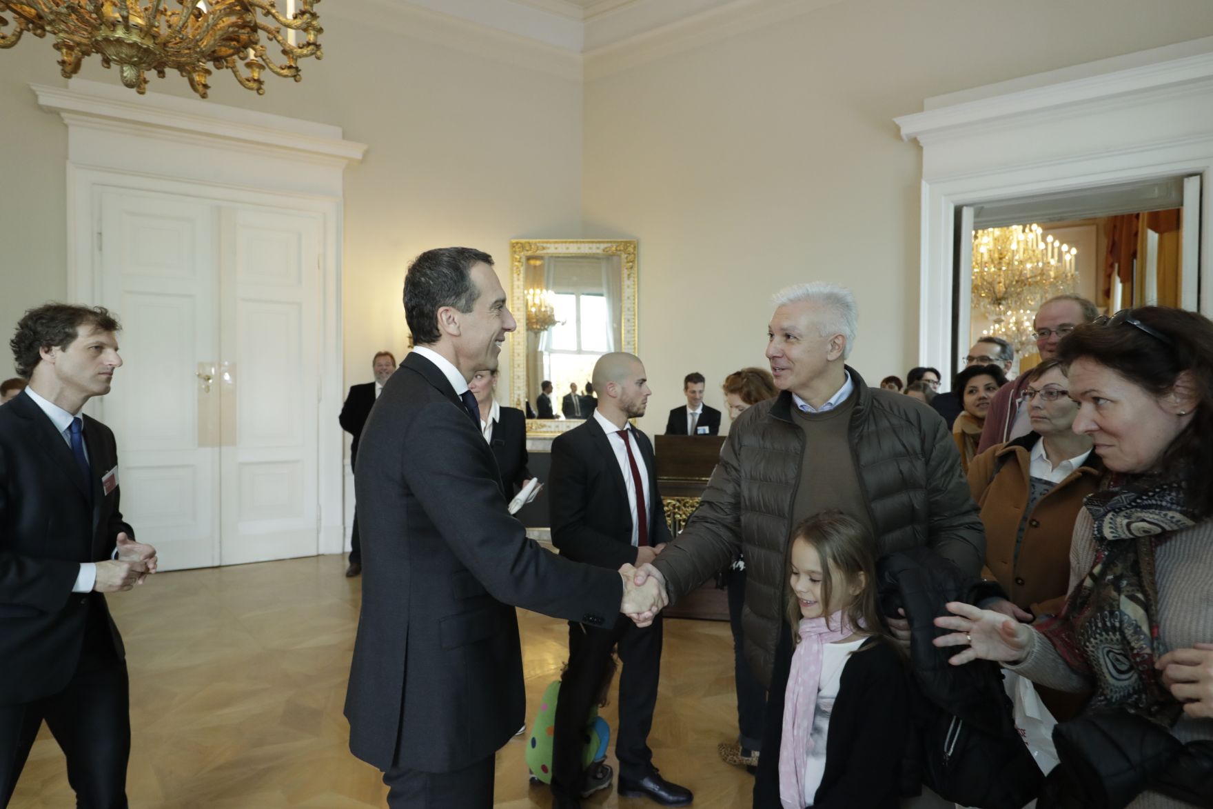 Am 26. Oktober 2016 empfing Bundeskanzler Christian Kern im Rahmen des Nationalfeiertages Besucherinnen und Besucher im Bundeskanzleramt.