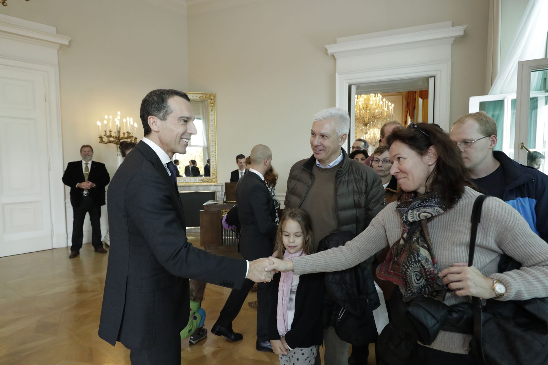Am 26. Oktober 2016 empfing Bundeskanzler Christian Kern im Rahmen des Nationalfeiertages Besucherinnen und Besucher im Bundeskanzleramt.