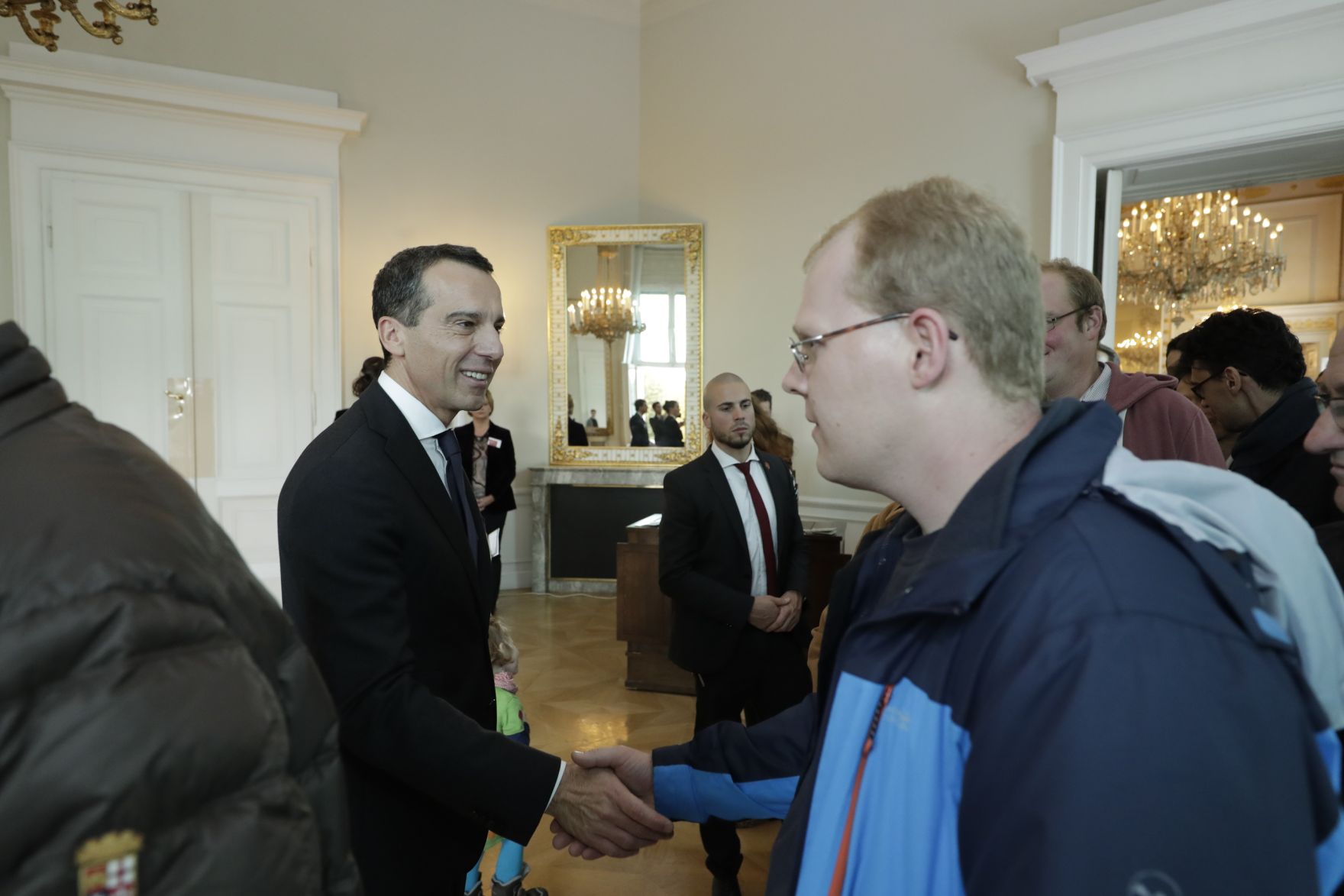 Am 26. Oktober 2016 empfing Bundeskanzler Christian Kern im Rahmen des Nationalfeiertages Besucherinnen und Besucher im Bundeskanzleramt.
