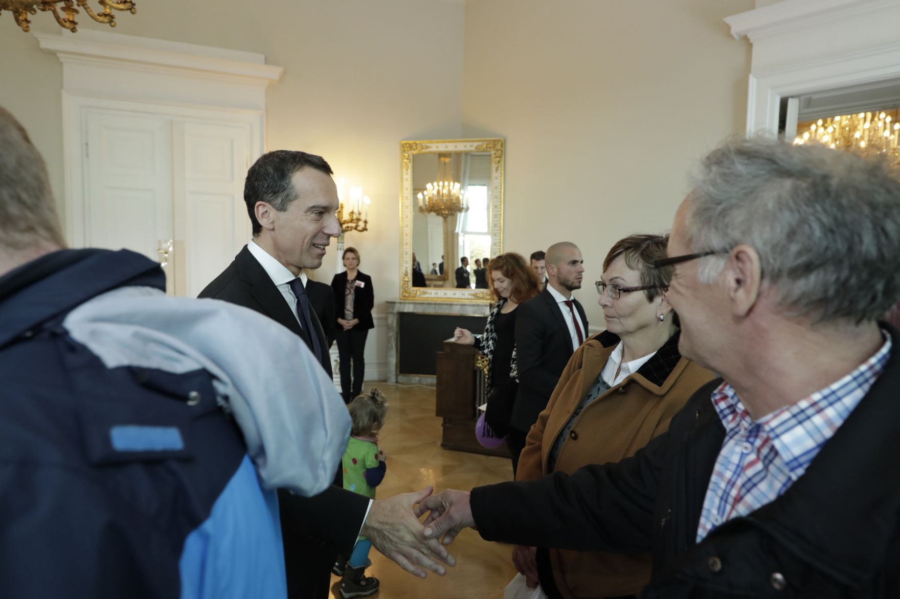 Am 26. Oktober 2016 empfing Bundeskanzler Christian Kern im Rahmen des Nationalfeiertages Besucherinnen und Besucher im Bundeskanzleramt.