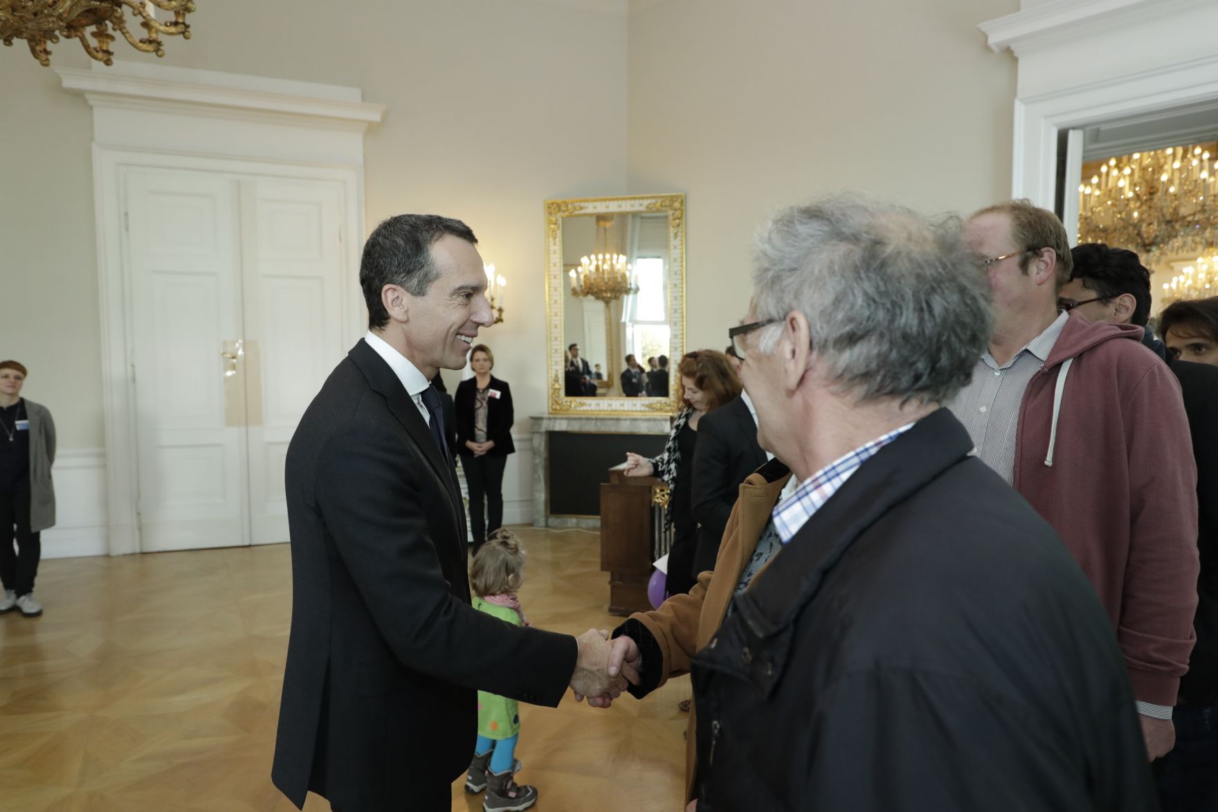 Am 26. Oktober 2016 empfing Bundeskanzler Christian Kern im Rahmen des Nationalfeiertages Besucherinnen und Besucher im Bundeskanzleramt.