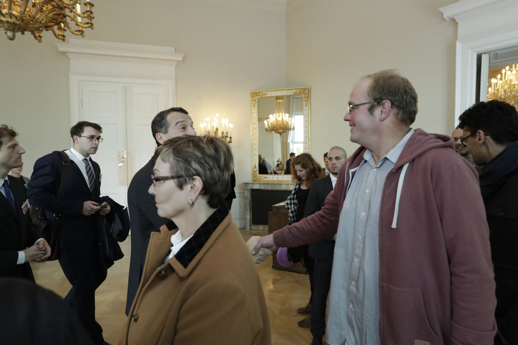 Am 26. Oktober 2016 empfing Bundeskanzler Christian Kern im Rahmen des Nationalfeiertages Besucherinnen und Besucher im Bundeskanzleramt.