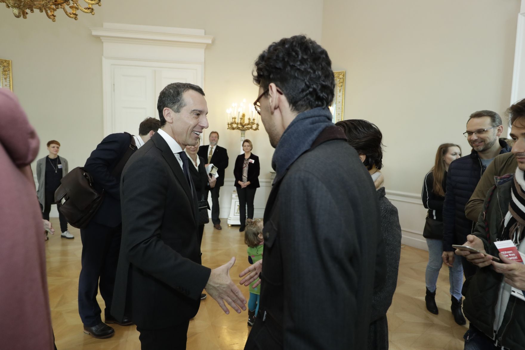 Am 26. Oktober 2016 empfing Bundeskanzler Christian Kern im Rahmen des Nationalfeiertages Besucherinnen und Besucher im Bundeskanzleramt.