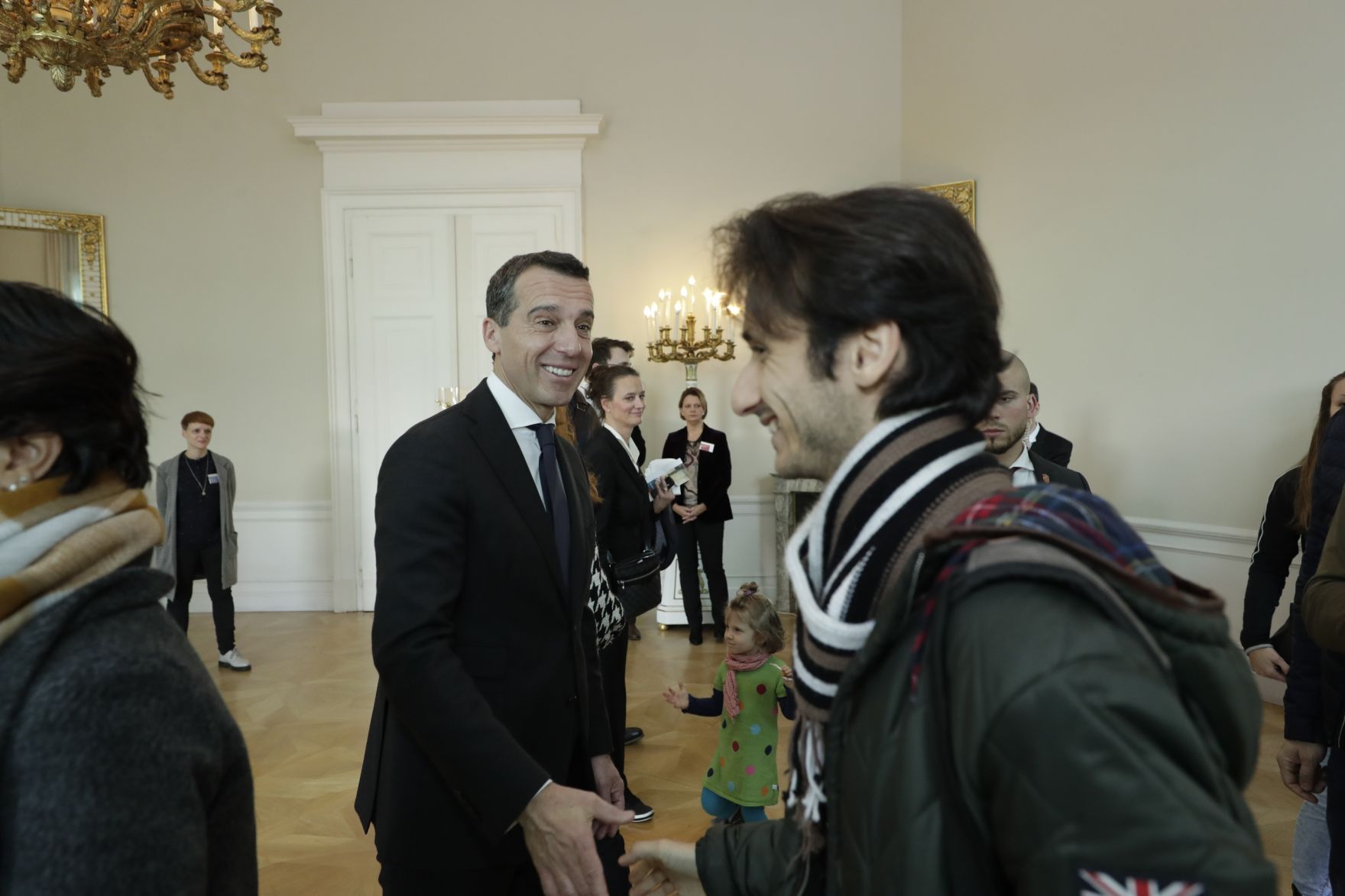 Am 26. Oktober 2016 empfing Bundeskanzler Christian Kern im Rahmen des Nationalfeiertages Besucherinnen und Besucher im Bundeskanzleramt.