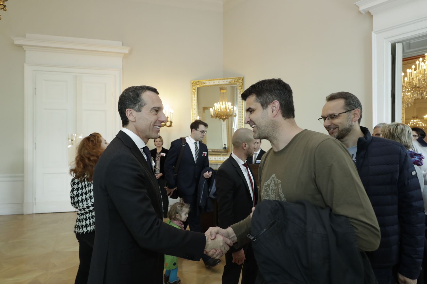 Am 26. Oktober 2016 empfing Bundeskanzler Christian Kern im Rahmen des Nationalfeiertages Besucherinnen und Besucher im Bundeskanzleramt.