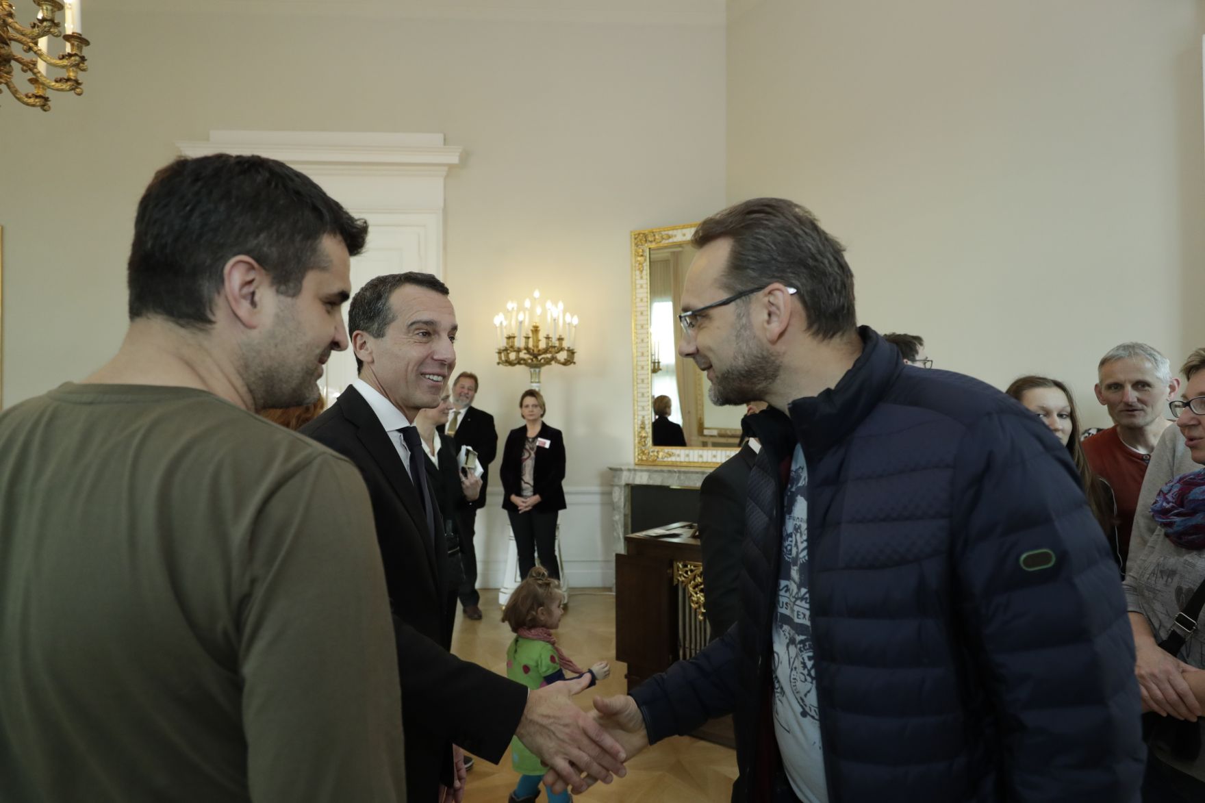 Am 26. Oktober 2016 empfing Bundeskanzler Christian Kern im Rahmen des Nationalfeiertages Besucherinnen und Besucher im Bundeskanzleramt.