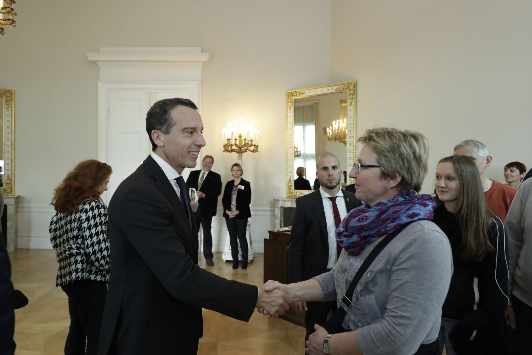 Am 26. Oktober 2016 empfing Bundeskanzler Christian Kern im Rahmen des Nationalfeiertages Besucherinnen und Besucher im Bundeskanzleramt.