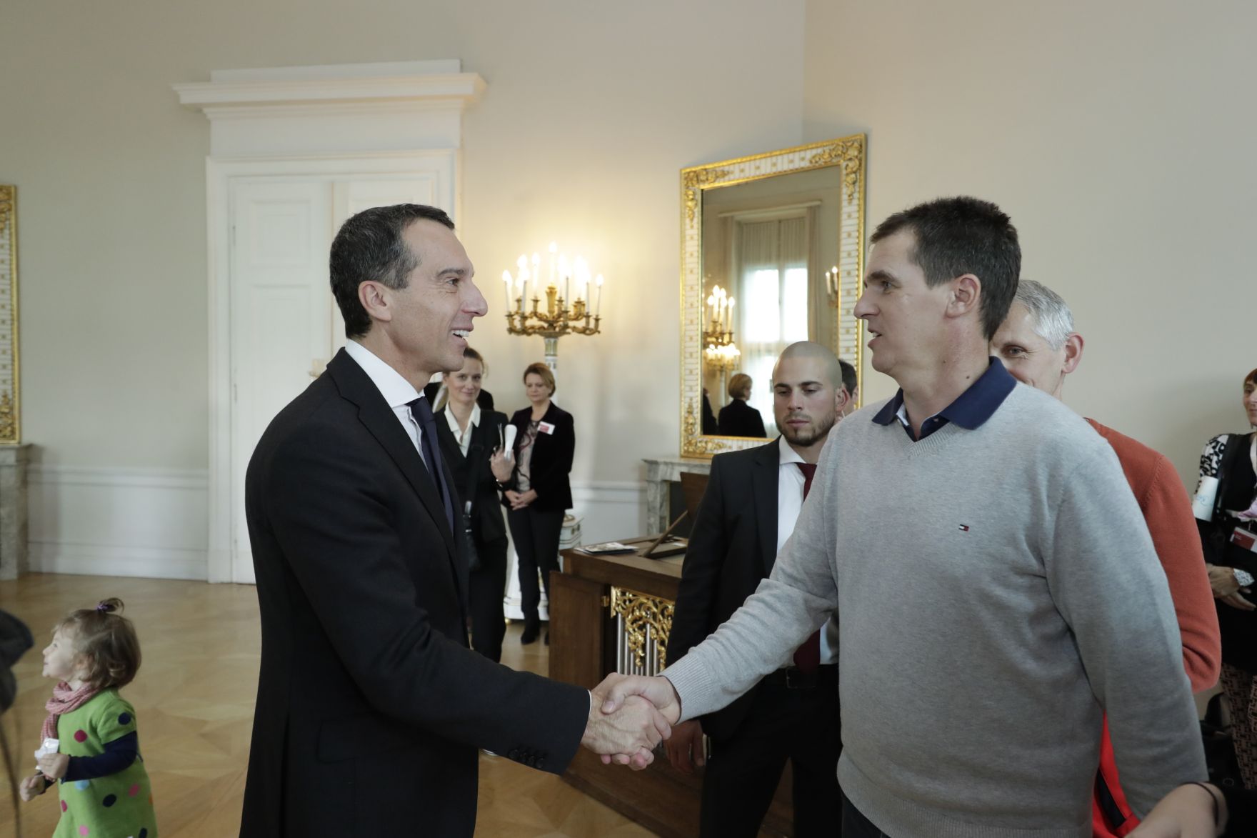 Am 26. Oktober 2016 empfing Bundeskanzler Christian Kern im Rahmen des Nationalfeiertages Besucherinnen und Besucher im Bundeskanzleramt.