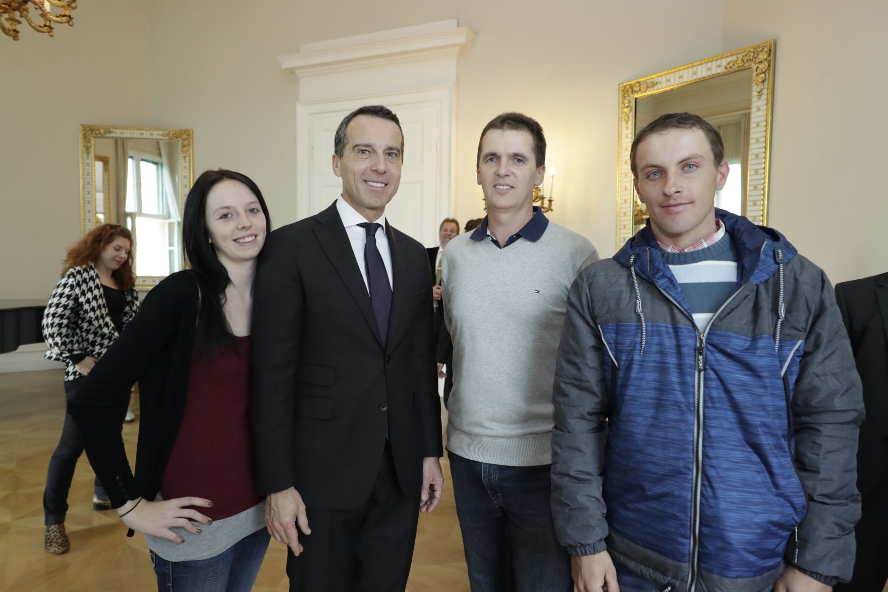 Am 26. Oktober 2016 empfing Bundeskanzler Christian Kern im Rahmen des Nationalfeiertages Besucherinnen und Besucher im Bundeskanzleramt.