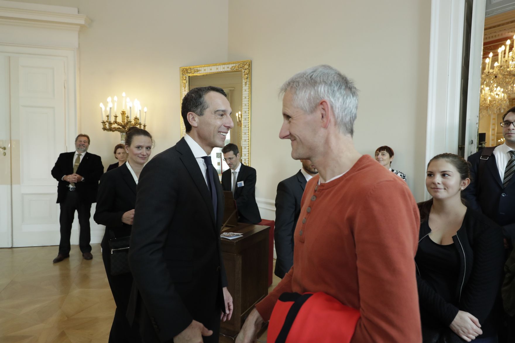 Am 26. Oktober 2016 empfing Bundeskanzler Christian Kern im Rahmen des Nationalfeiertages Besucherinnen und Besucher im Bundeskanzleramt.